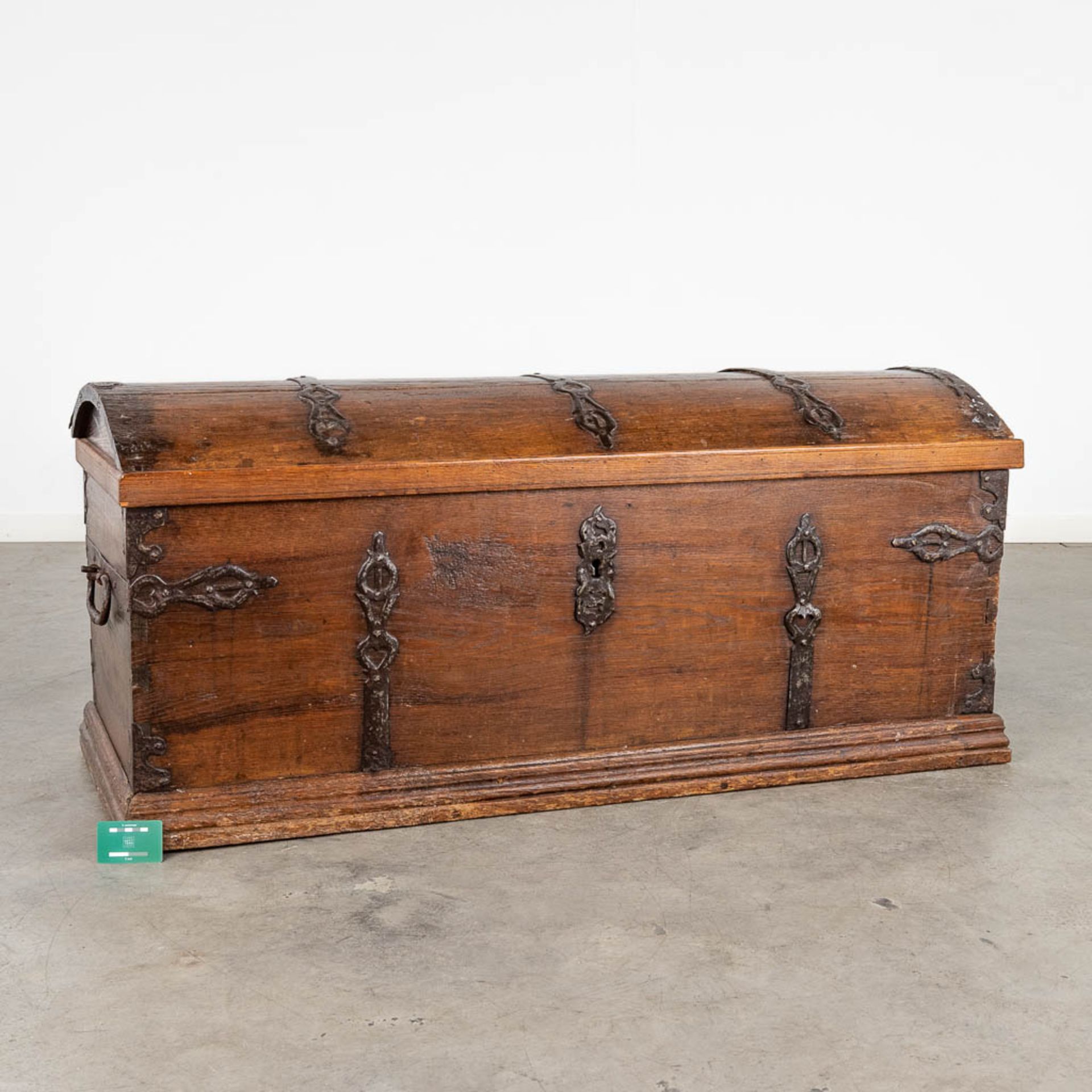 An antique chest, oak finished with wrought iron. 18th C. (L:58 x W:135 x H:58 cm) - Bild 2 aus 17