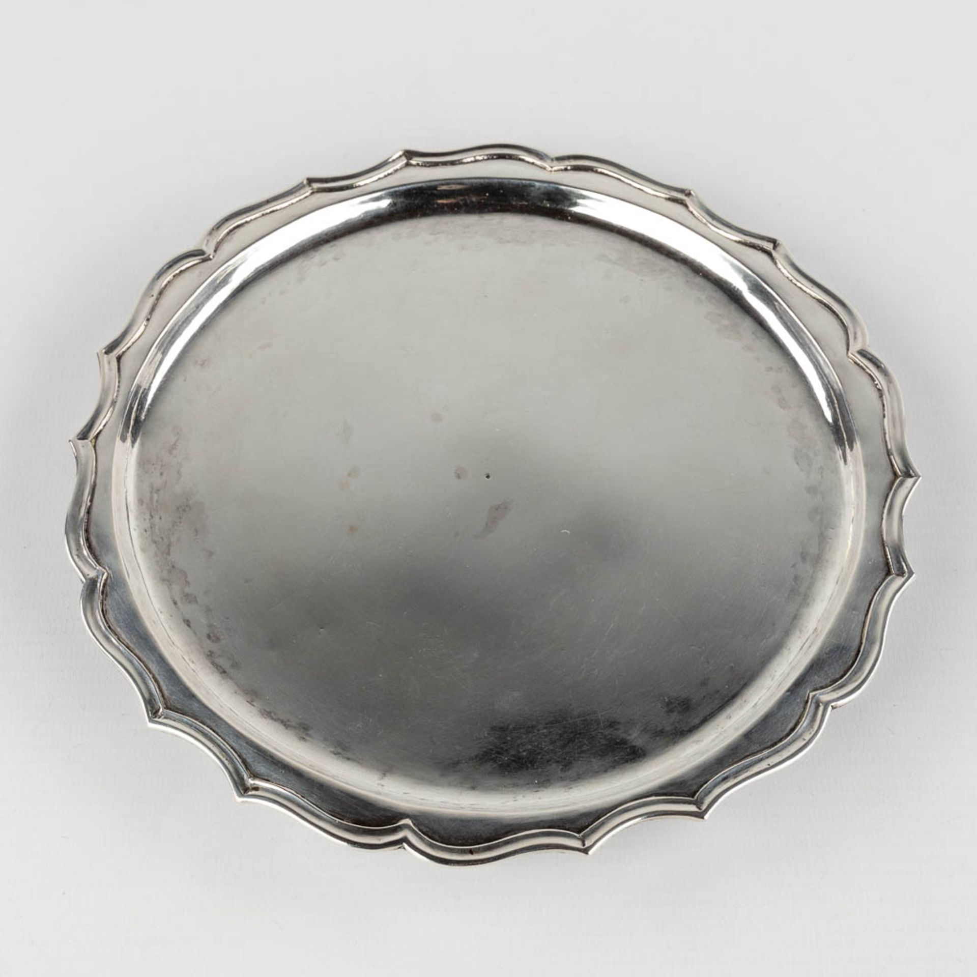 An 'Asiette Volante', silver, probably made in Namur, Belgium. 18th C. 269g. (H:2 x D:20 cm) - Image 3 of 8