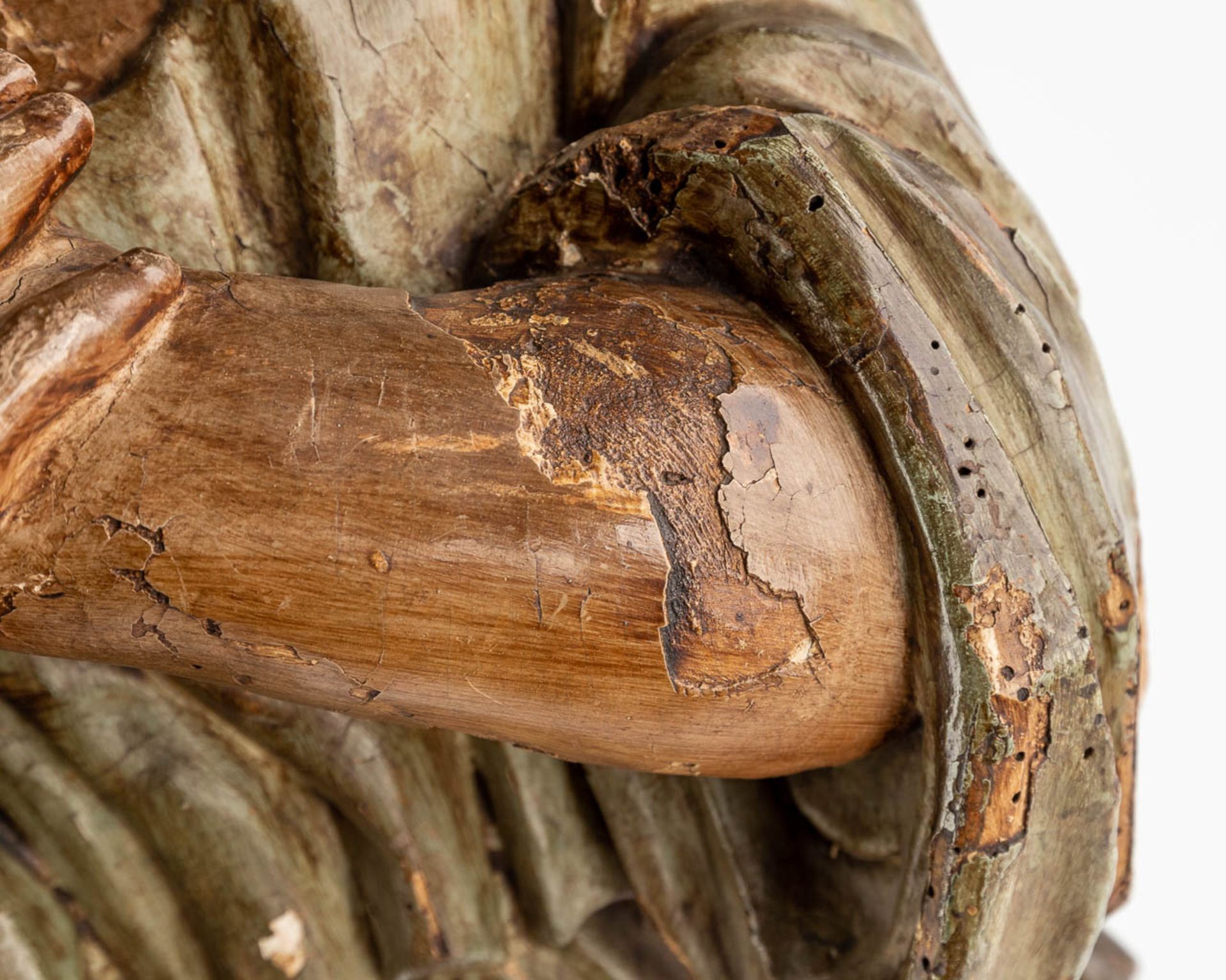 An antique wood-sculptured figurine of a praying lady. 18th C. (L:21 x W:33 x H:85 cm) - Image 11 of 16