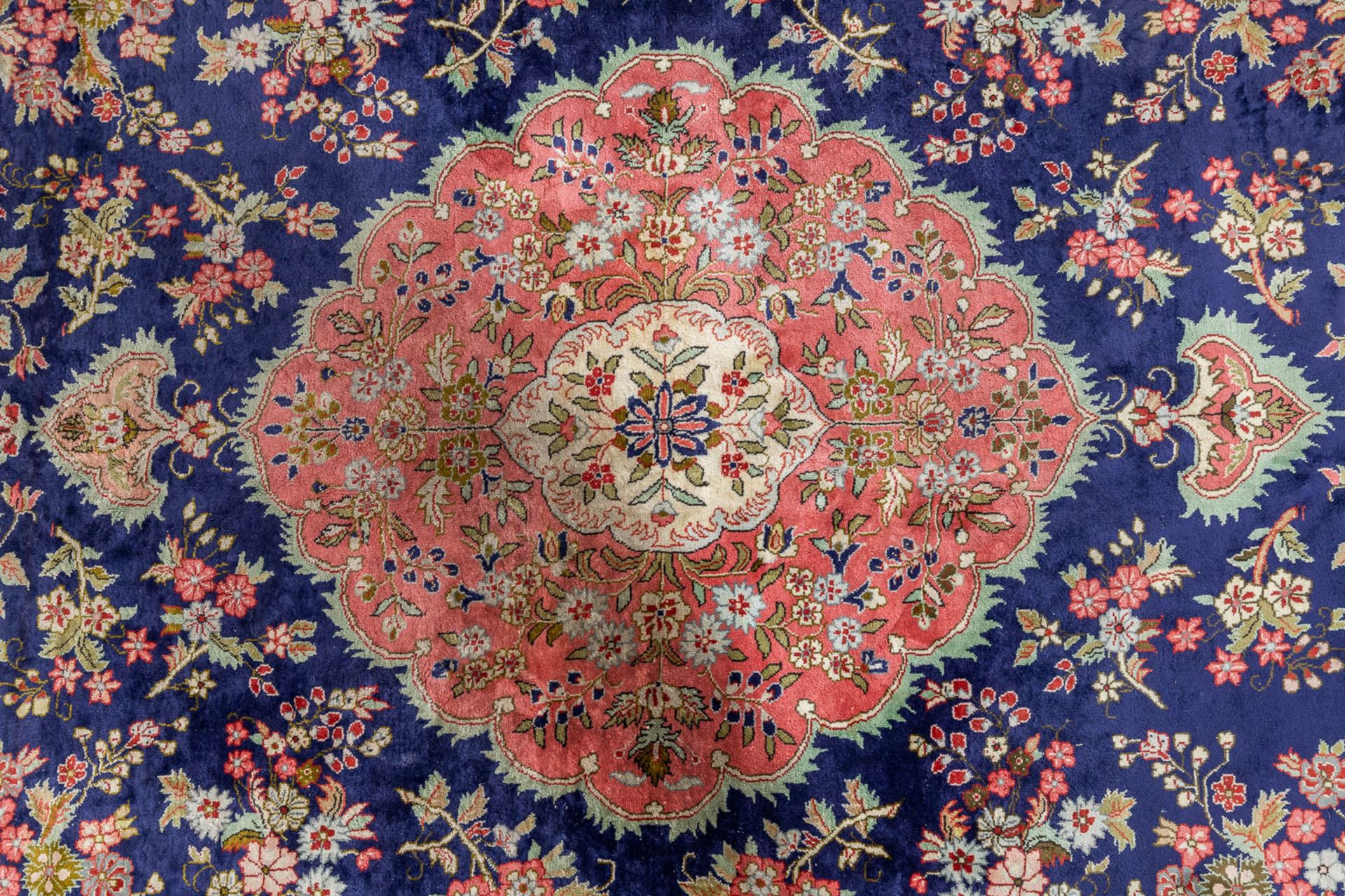 An Oriental hand-made carpet. Isphahan. (L:202 x W:287 cm) - Bild 3 aus 8