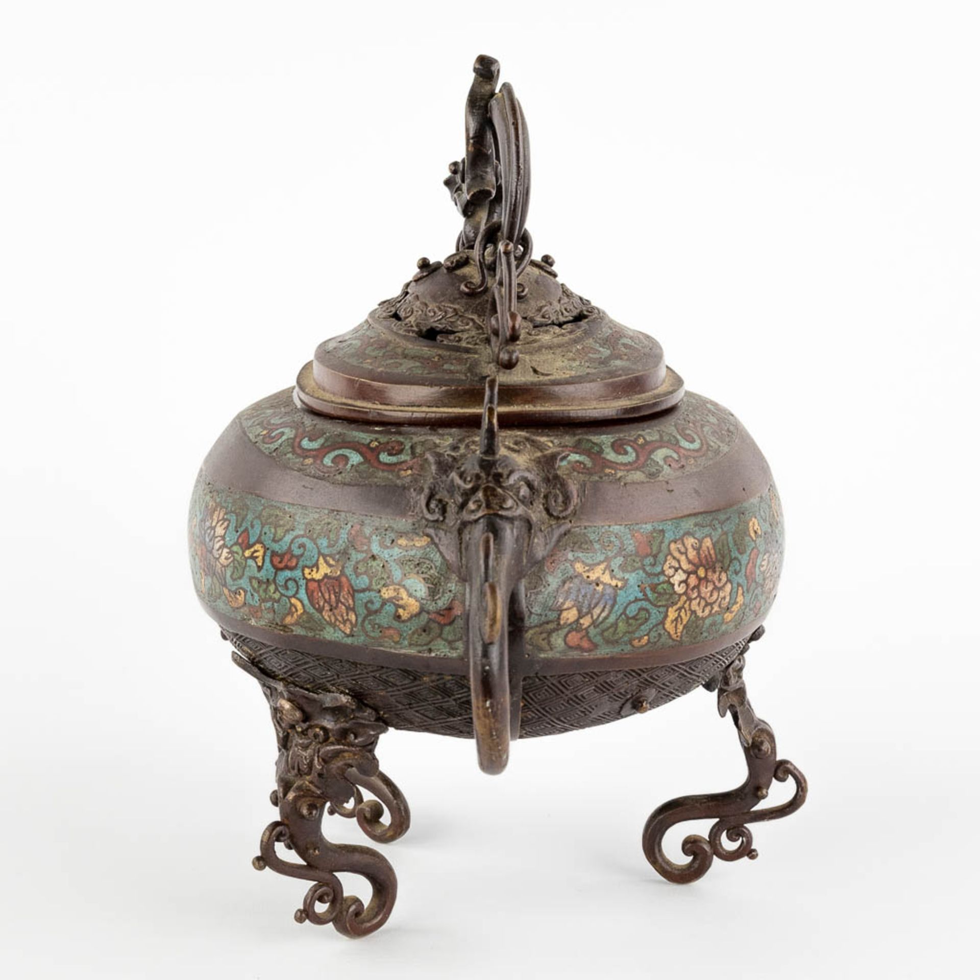 A Japanese incense burner, bronze with champslevé decor. 19th C. (L:19 x W:33 x H:27 cm) - Image 6 of 16