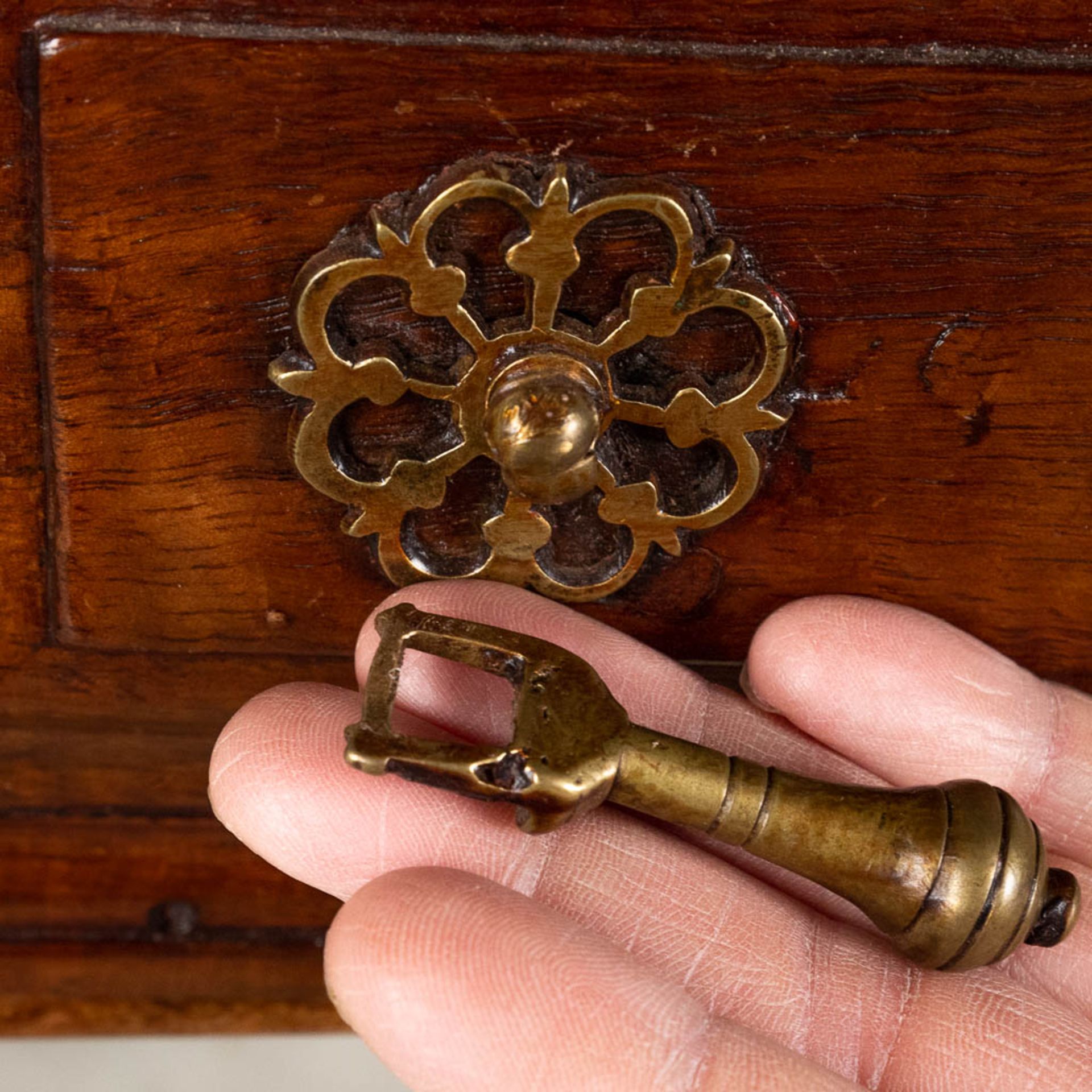 An antique payment table, probably portugal, 18th C. (L:80 x W:125 x H:83 cm) - Bild 8 aus 15