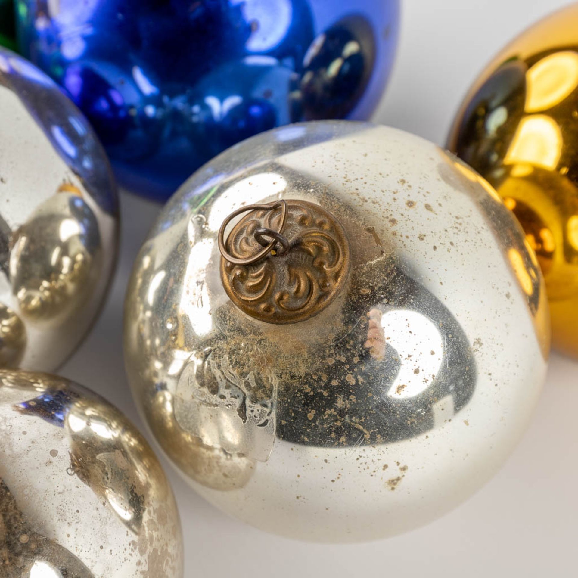 13 'Heksenbollen' or antique coloured glass 'Christmas Ornaments'. Circa 1900. (D:12,5 cm) - Image 7 of 8