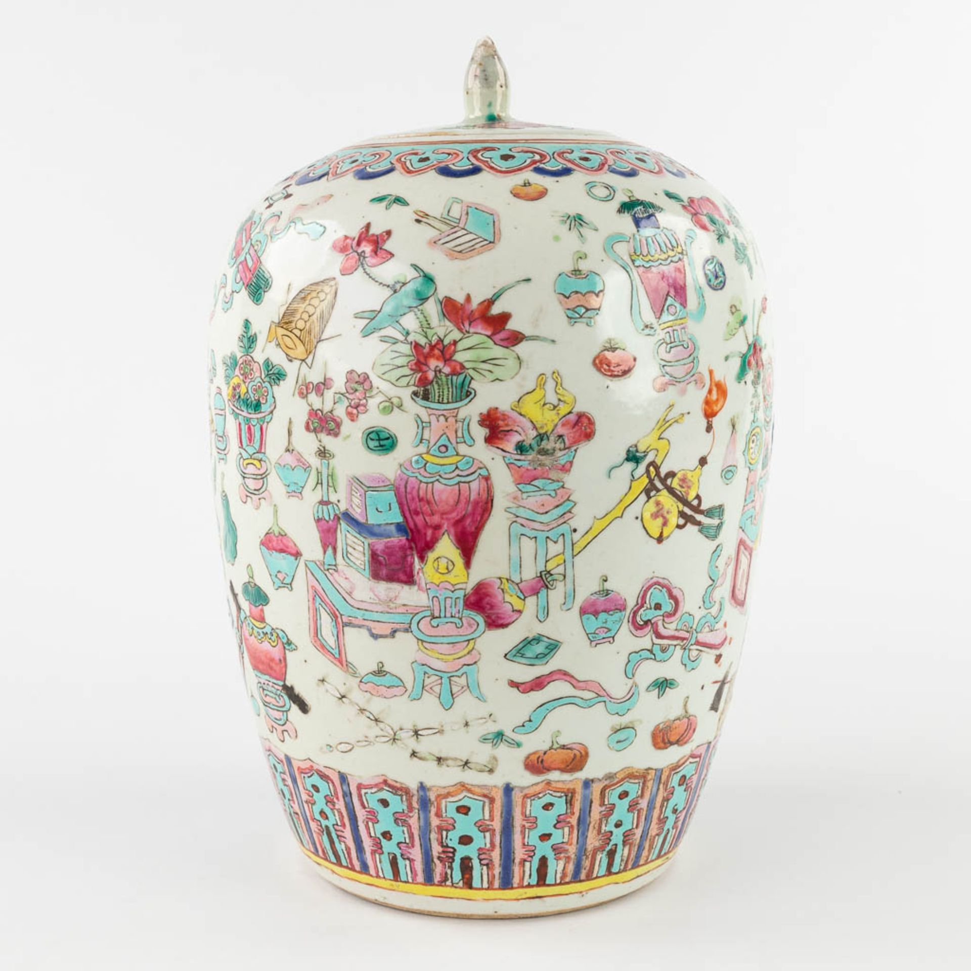 A Chinese Famille Rose ginger jar, decorated with 100 antiquities. 19th/20th C. (H:30 x D:21 cm) - Image 6 of 16