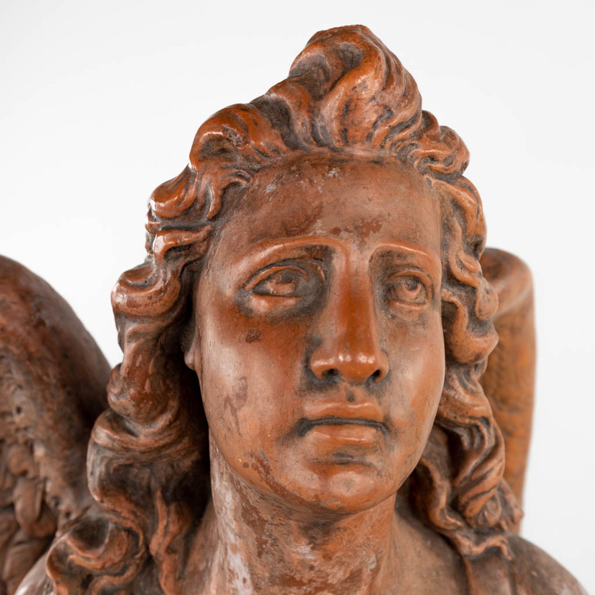 A large figurine of an angel, terracotta. 19th C. (L:45 x W:38 x H:75 cm) - Image 7 of 10