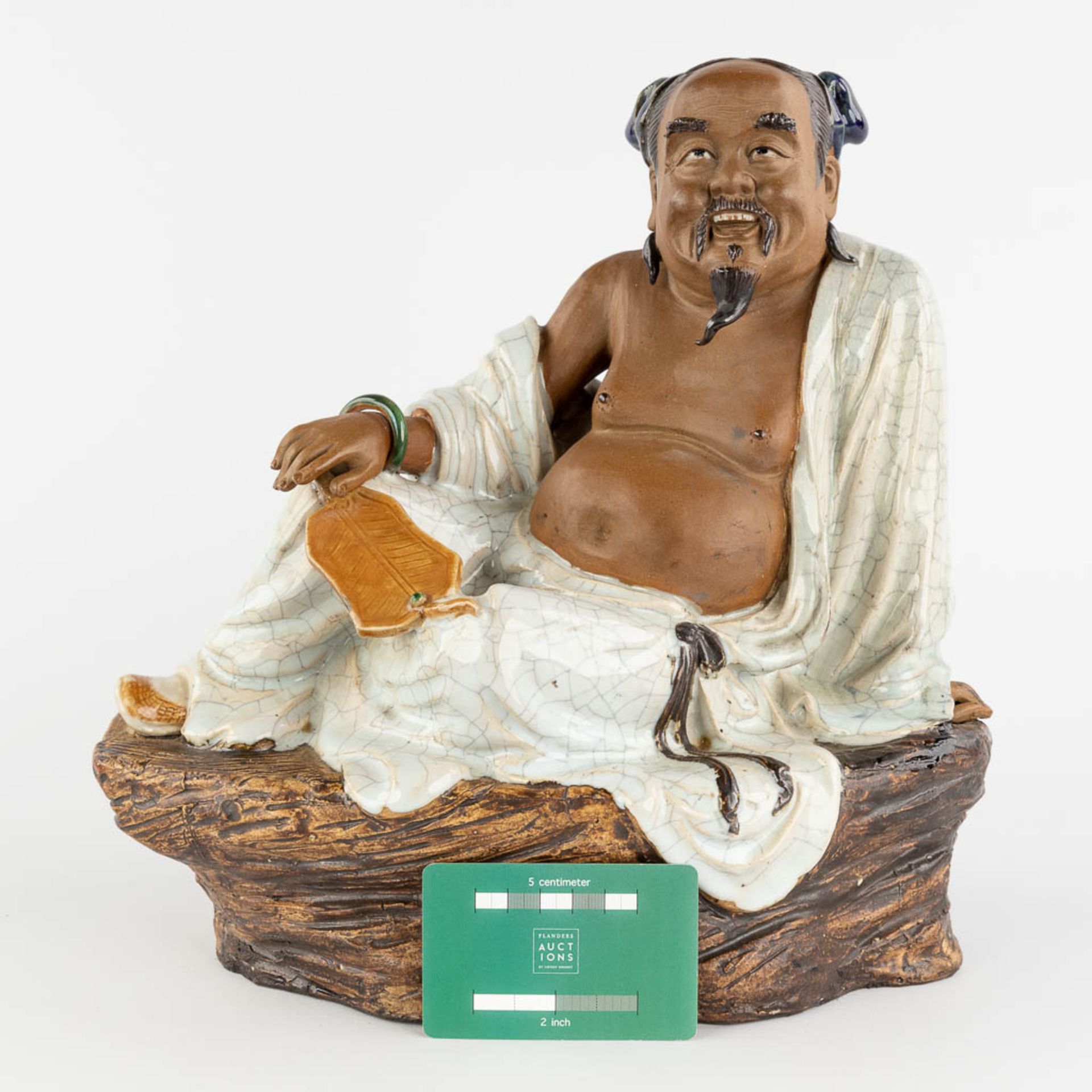 A Japanese wise man, glazed terracotta. 20th C. (L:19 x W:31 x H:31 cm) - Bild 2 aus 11