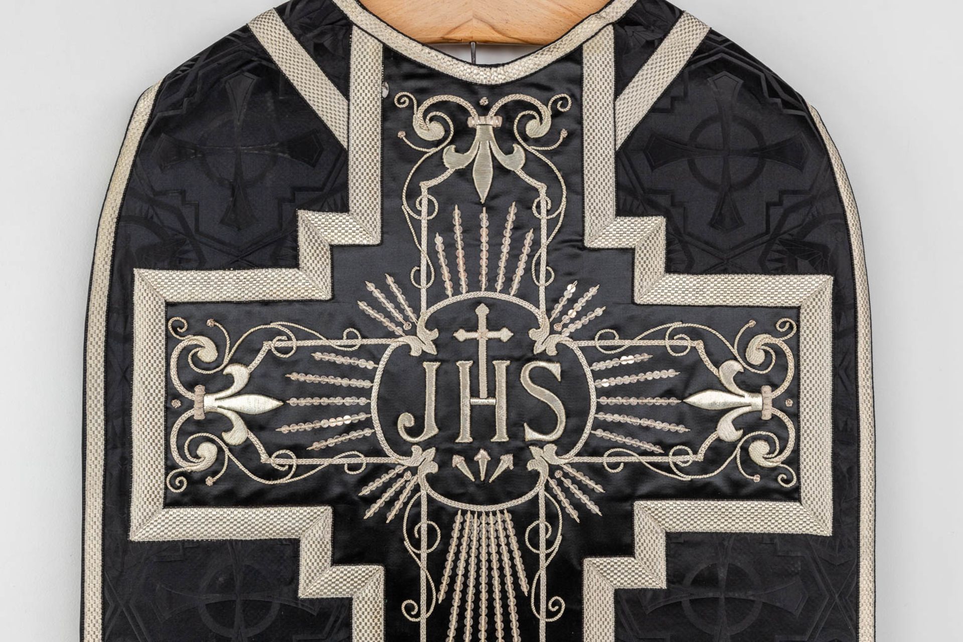 A set of Black Lithurgical Robes, Roman Chasubles, Stola, Manisple and Chalice Veils. - Bild 9 aus 22