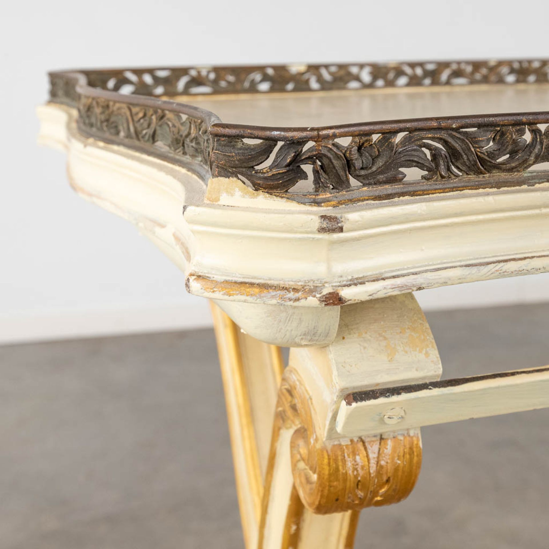 A serving table with bronze gallery, Italian style wood-sculptures. 19th C. (L:60 x W:89 x H:79 cm) - Bild 9 aus 14