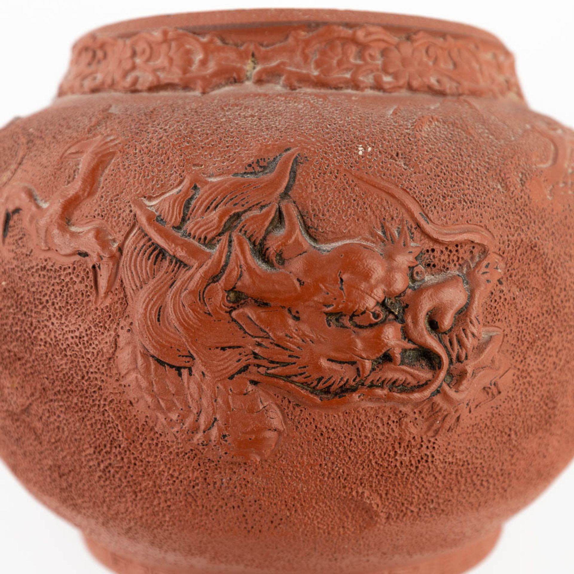 A Chinese stoneware vase, with a relief dragon. 19th/20th C. (H:13 x D:17 cm) - Image 11 of 13