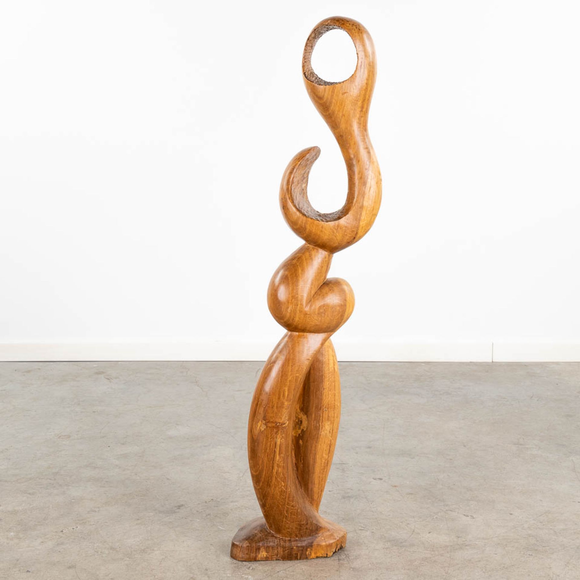 An abstract wood sculpture, marked J.D. 1972. (L:15 x W:22 x H:99 cm) - Image 4 of 12