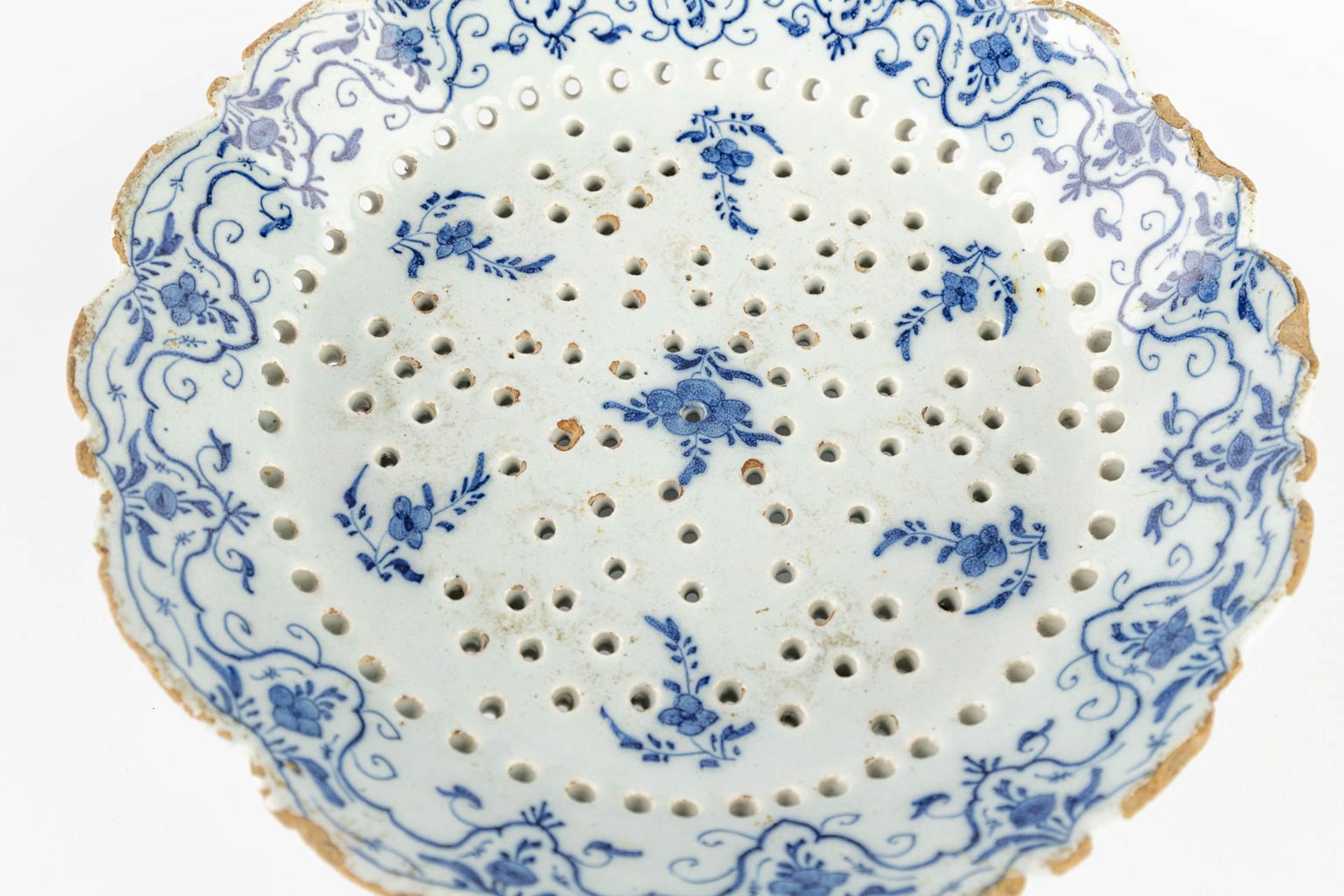 Three pieces of Delfts Faience, two plates with deer and a strainer. 18th C. (D:23 cm) - Image 4 of 18