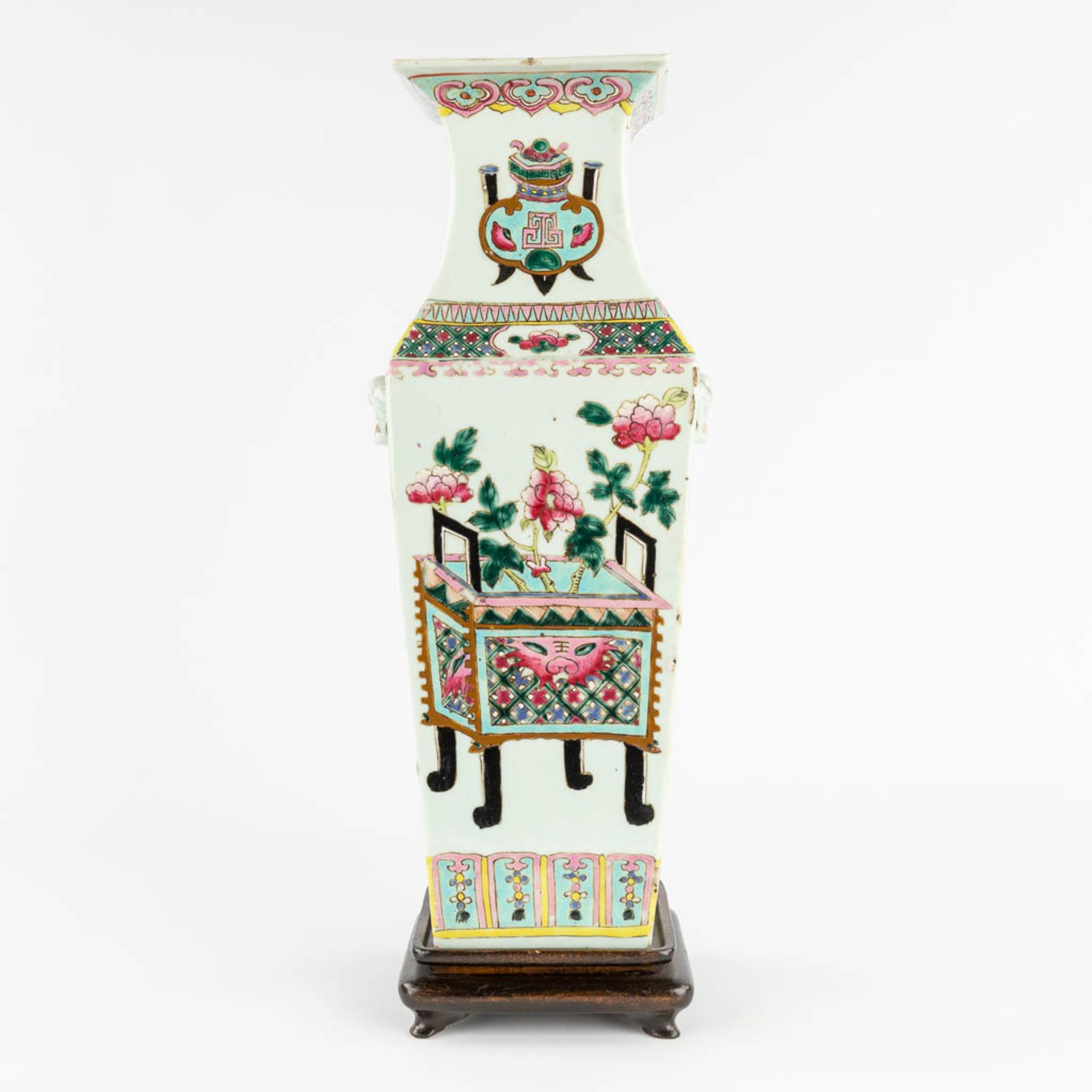 A square Chinese vase Famille Rose, decorated with flower vases. 19th C. (L:17 x W:14,5 x H:42 cm) - Image 3 of 15