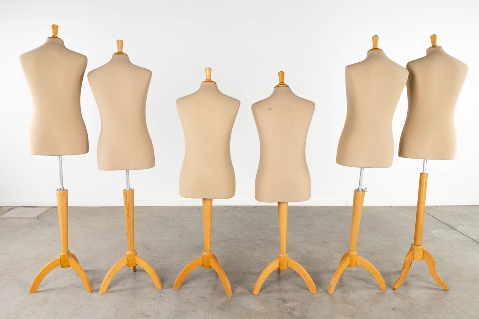 A set of 6 similar mannequins / fitting dolls. (L:24 x W:40 x H:170 cm) - Image 5 of 5