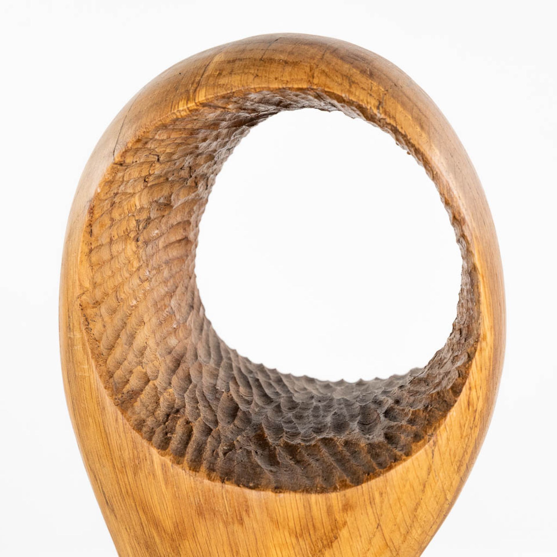 An abstract wood sculpture, marked J.D. 1972. (L:15 x W:22 x H:99 cm) - Image 9 of 12