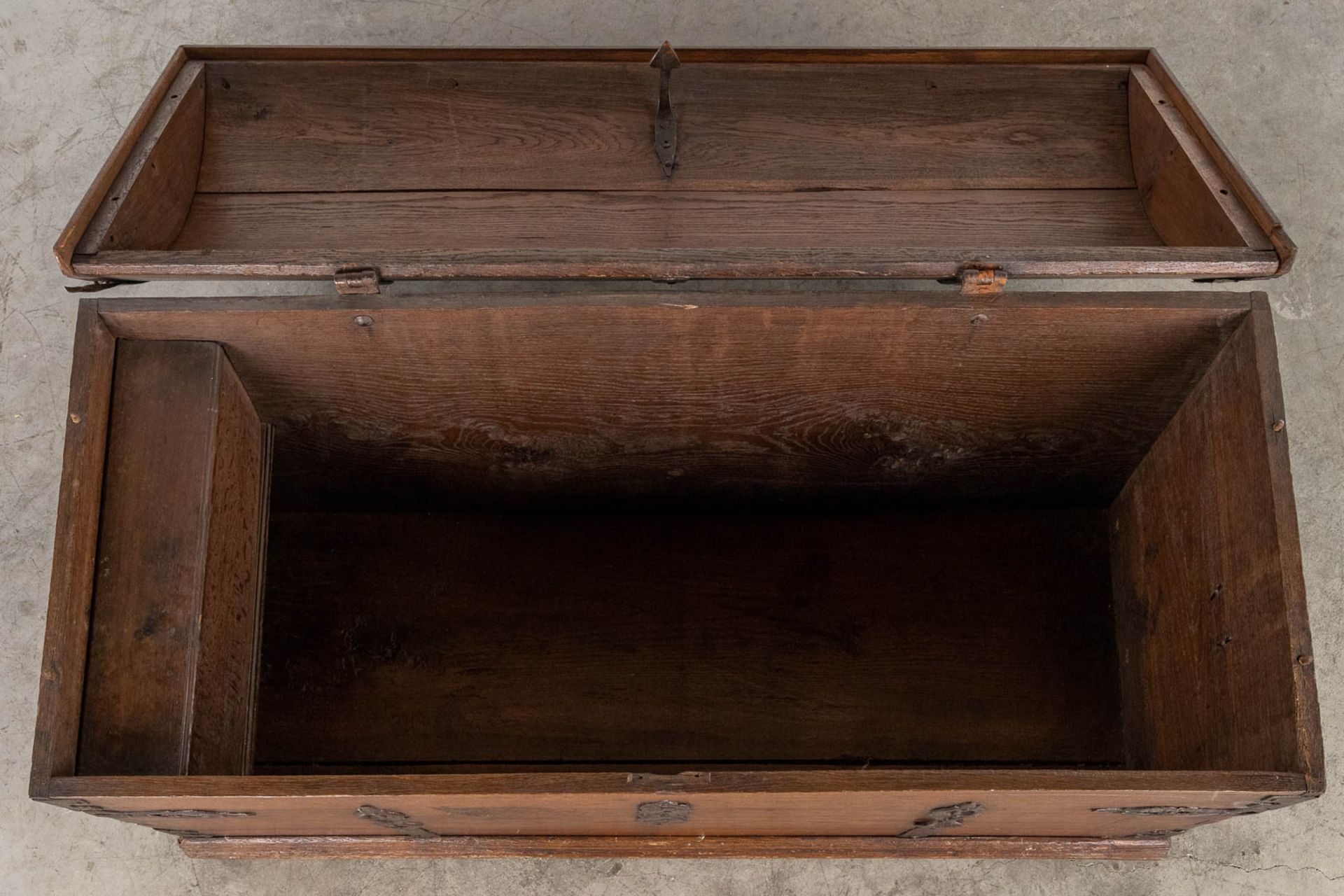 An antique chest, oak finished with wrought iron. 18th C. (L:58 x W:135 x H:58 cm) - Bild 14 aus 17