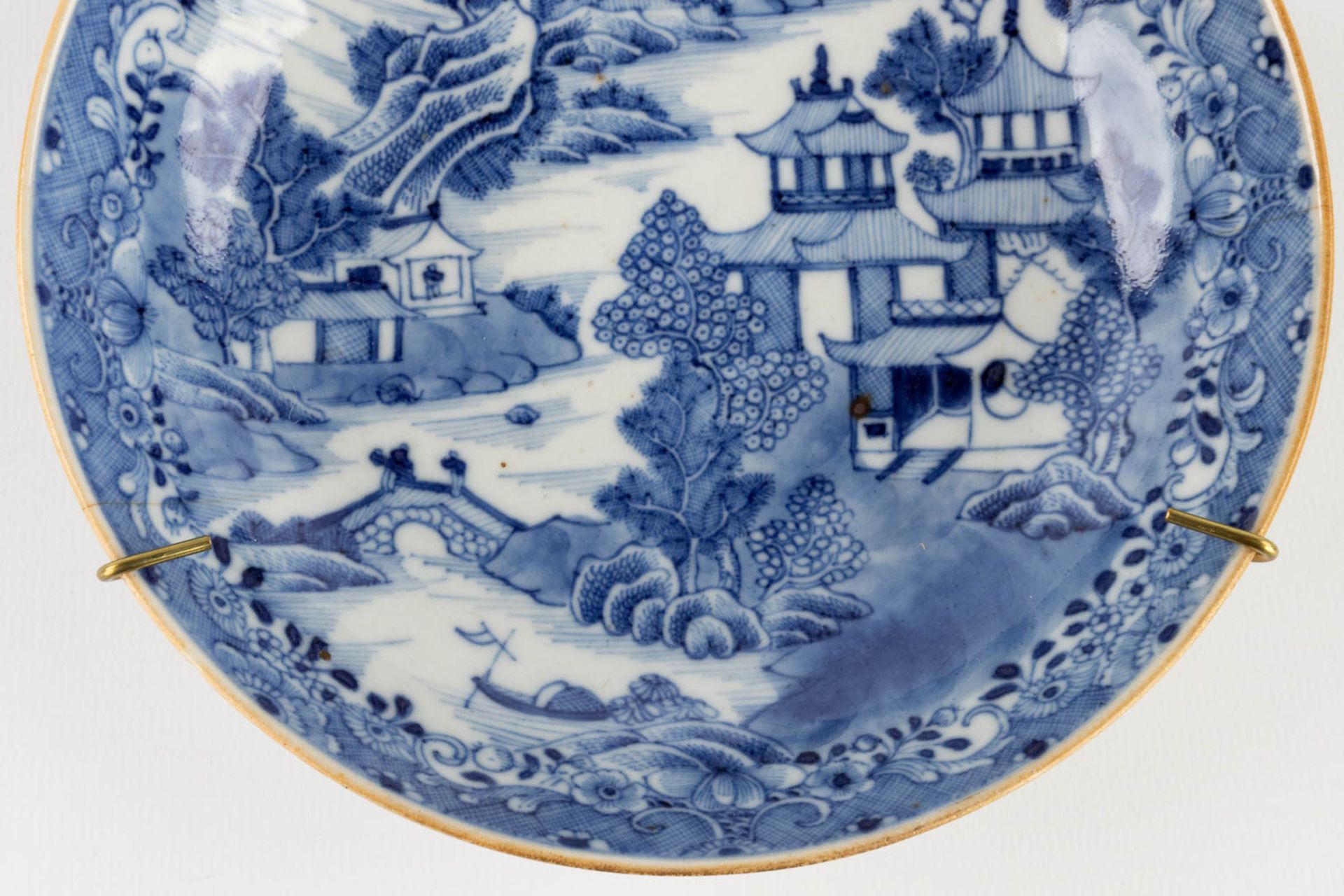 Two Chinese plates with blue-white landscape decor. 19th/20th C. (H:4 x D:16 cm) - Image 7 of 9