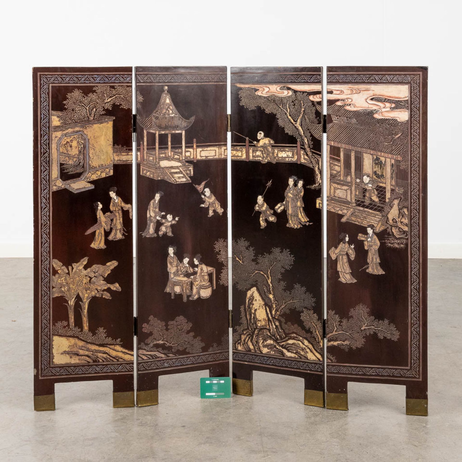A room divider, screen with Chinoiserie decors, Fauna, Flora and playing children. Circa 1900. (W:10 - Image 2 of 17