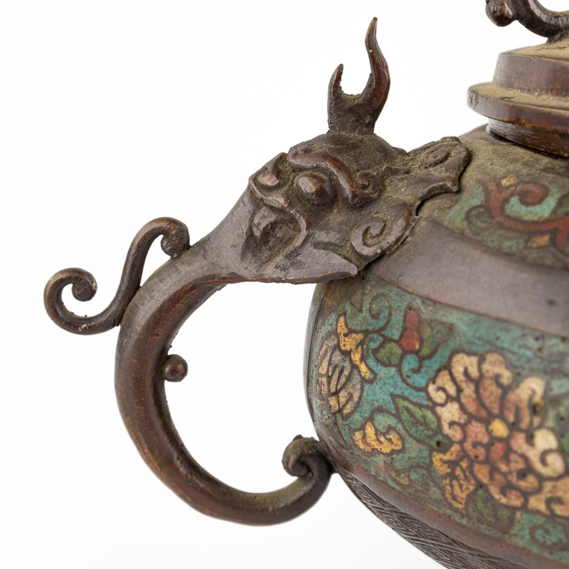 A Japanese incense burner, bronze with champslevé decor. 19th C. (L:19 x W:33 x H:27 cm) - Image 10 of 16