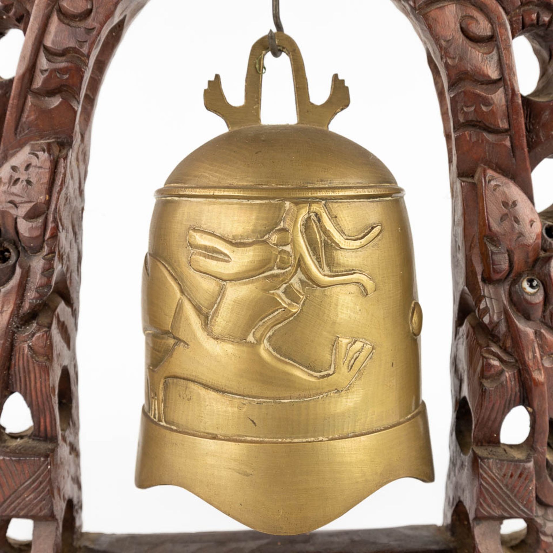 3 bells and a gong, Oriental. 19th/20th C. (L:13 x W:47 x H:55 cm) - Image 22 of 28