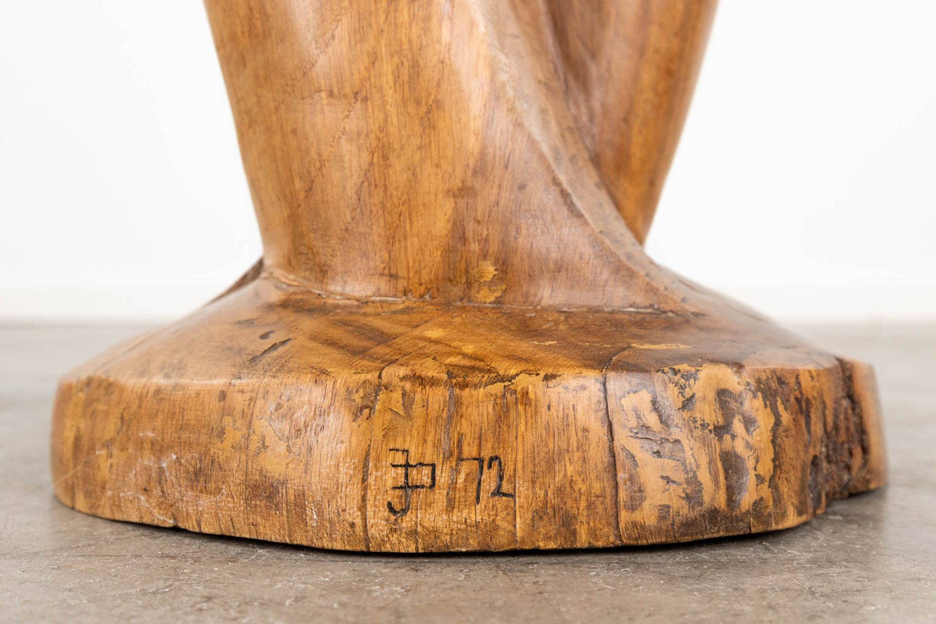 An abstract wood sculpture, marked J.D. 1972. (L:15 x W:22 x H:99 cm) - Image 7 of 12