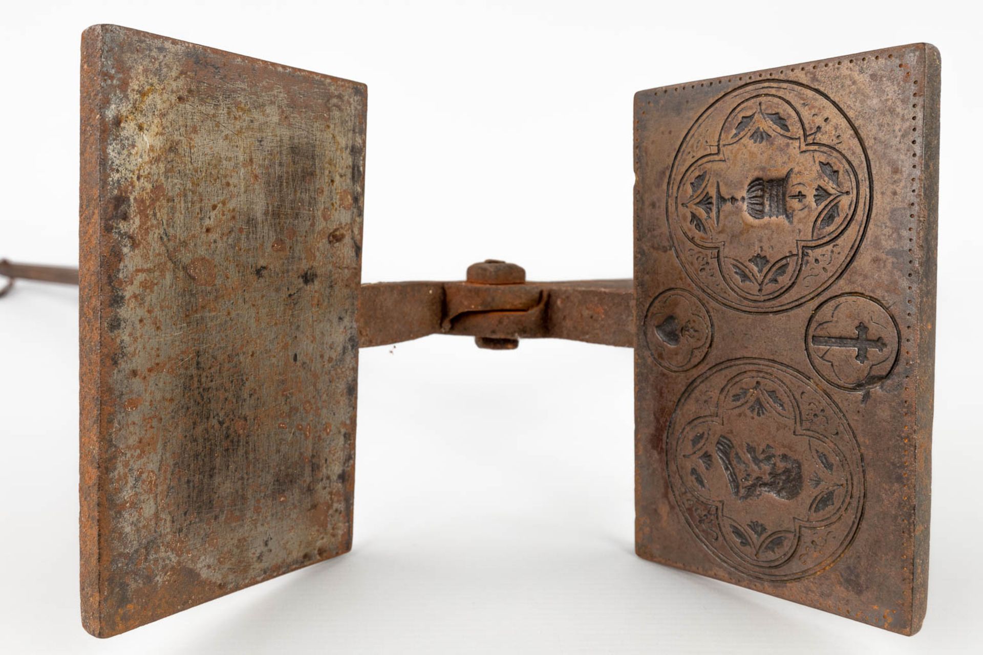 Two 'Sacred Bread' baking forms, bronze and metal, 19th C. (H:81 cm) - Image 11 of 14