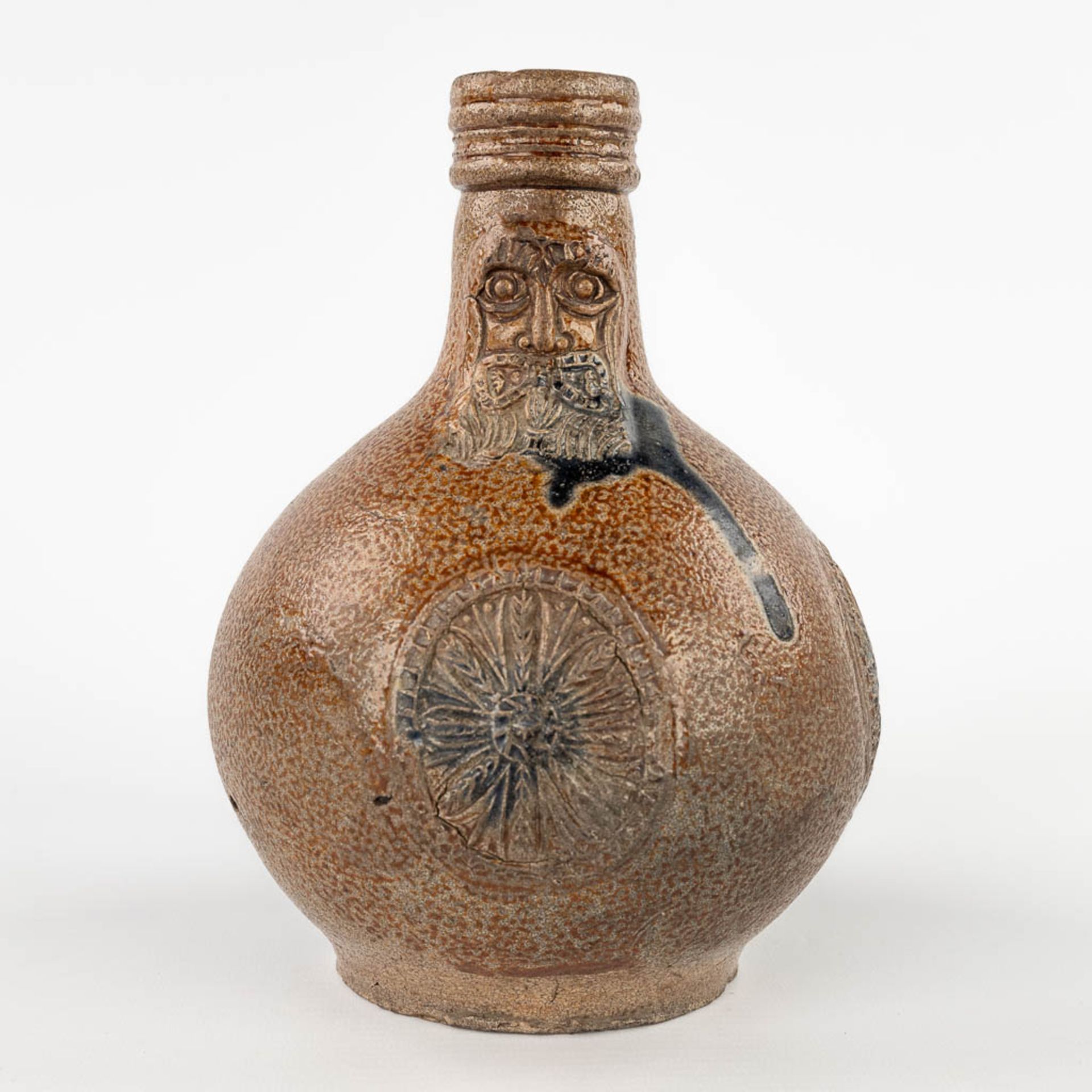 An antique Bartmann jug with 3 cartouches, 17th C. (H:20 x D:14,5 cm) - Image 4 of 14