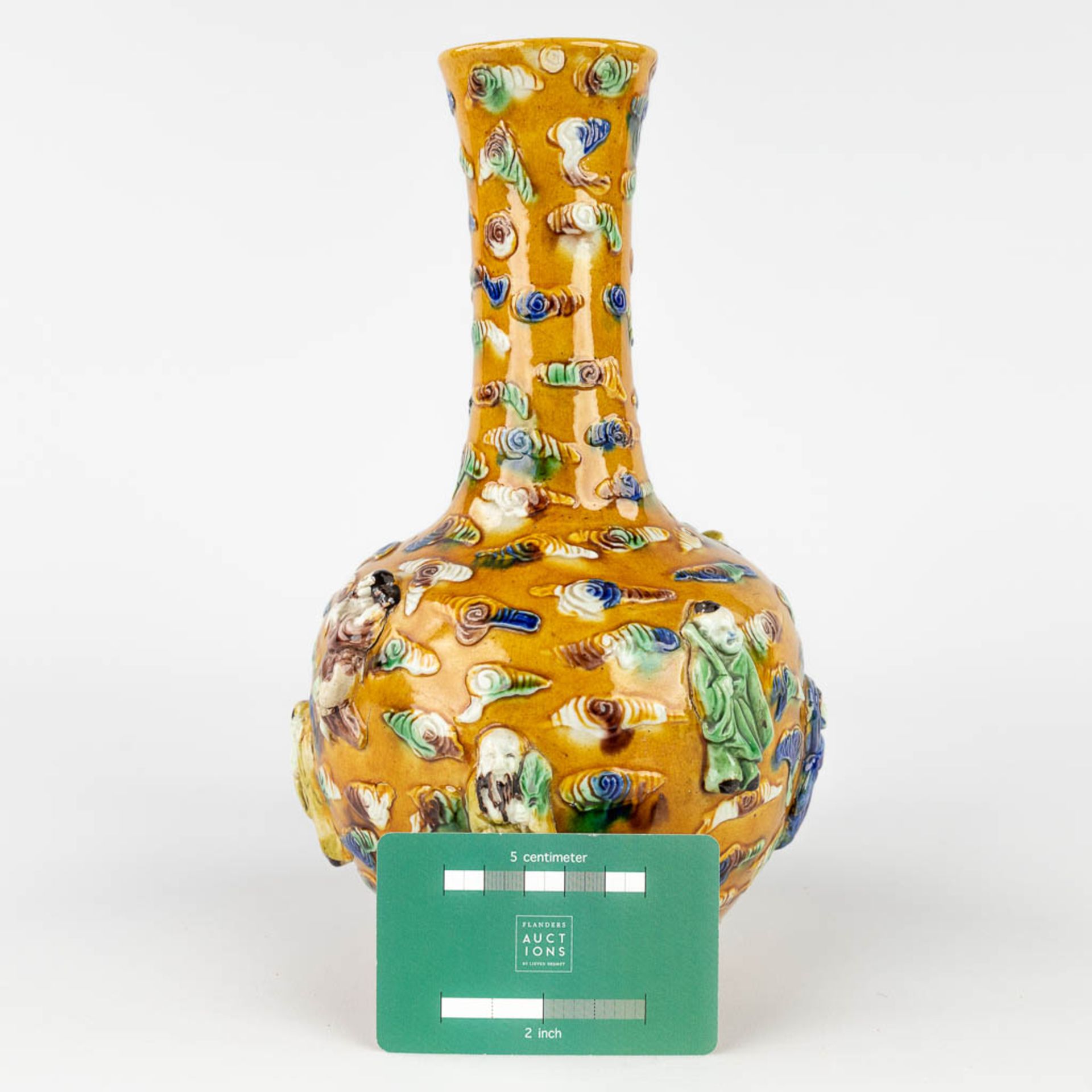 A Chinese vase decorated with the 8 immortals, Famille Verte, Qing Dynasty. 18th/19th C. (H:26 x D:1 - Image 2 of 15