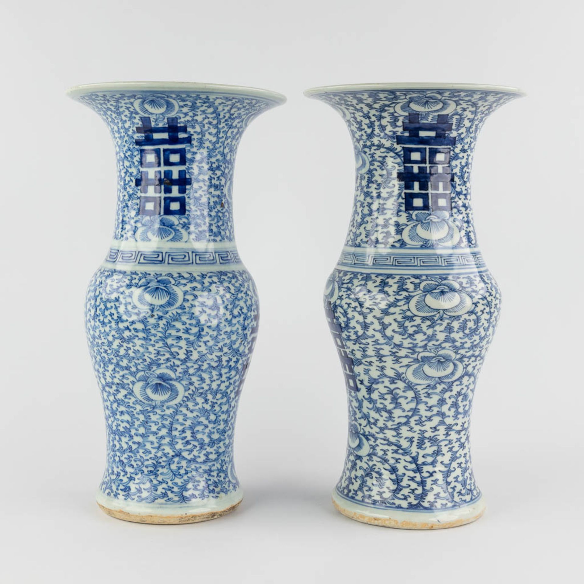 A pair of Chinese blue-white vases, Chenghua mark. 19th C. (H:41 x D:21,5 cm) - Image 5 of 14