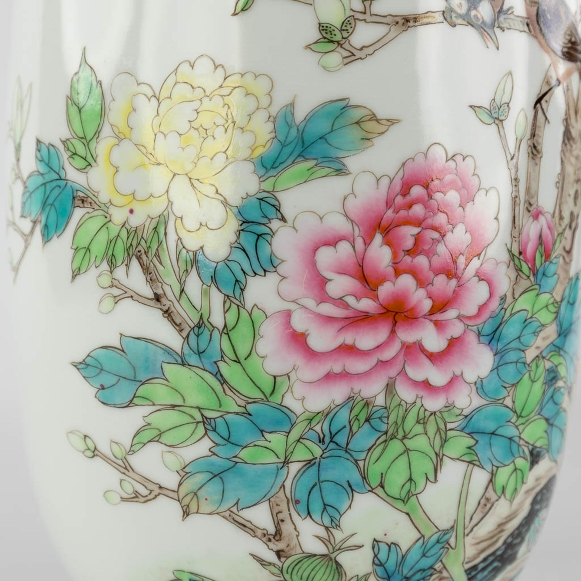 A pair of Chinese vases with bird decor, spring blossoms and peonies. 20th C. (H:32 x D:18 cm) - Image 8 of 12