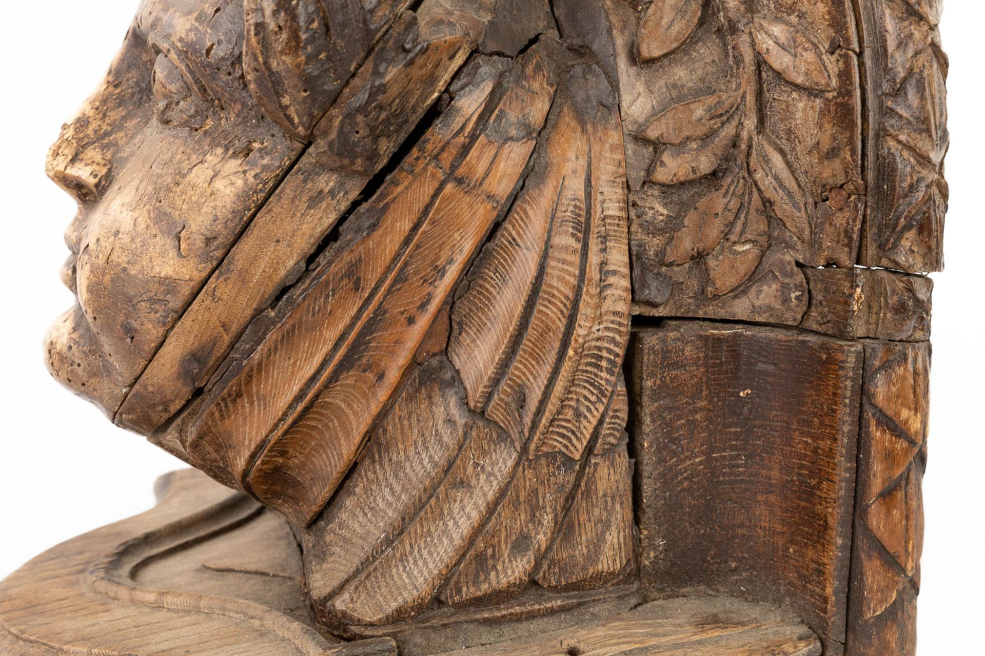 An antique, wood-sculptured corbel with an angel figurine. Oak, 17thC. (L:30 x W:28 x H:27 cm) - Bild 9 aus 11