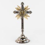 A small sunburst monstrance, with a theca and relic De Cruxis D.N.J.C. (L:8,5 x W:13 x H:27,5 cm)