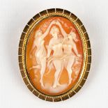 A hand-scultpured cameo set in a gold broche. 13,58g. (W:3,8 x H:4,8 cm)