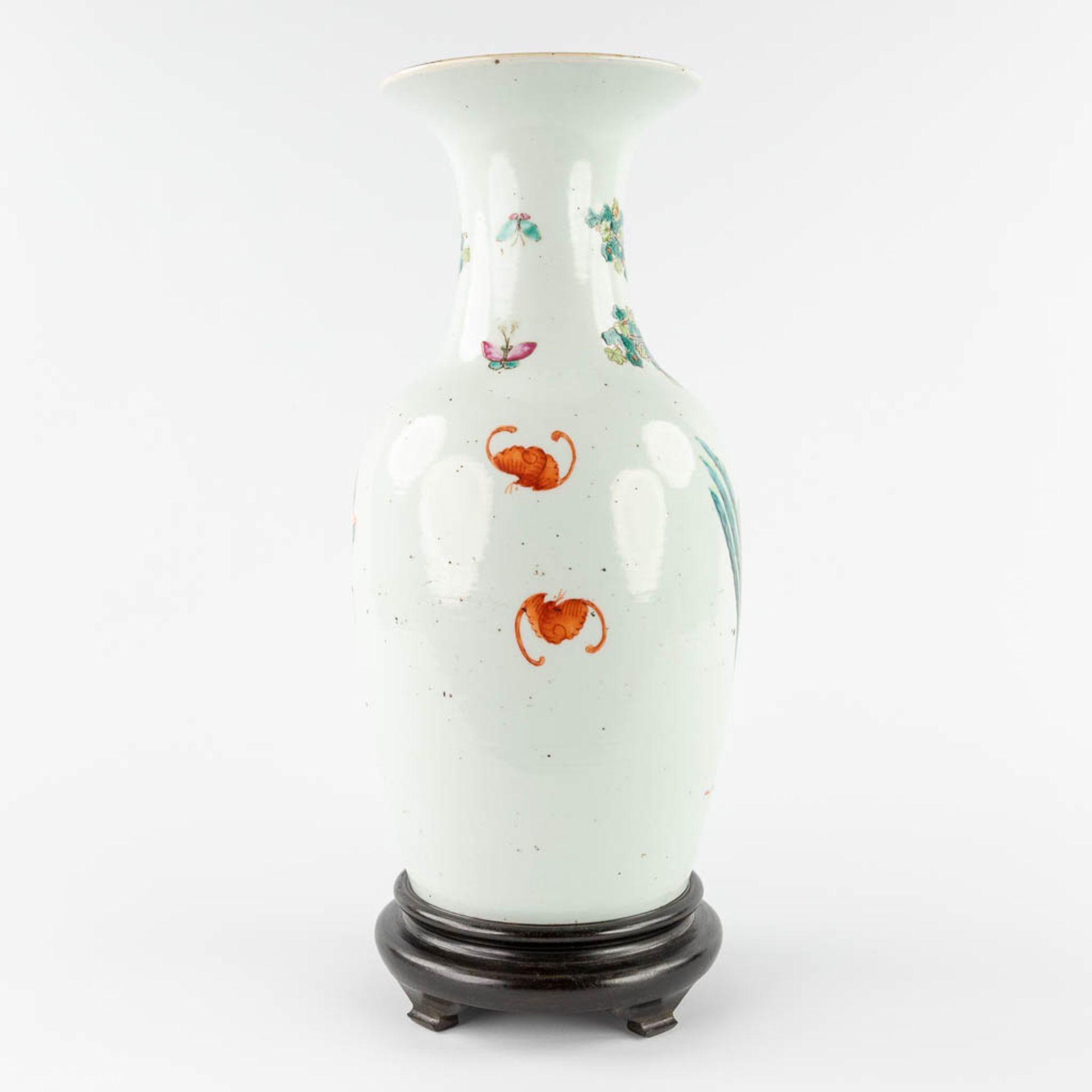 A Chinese vase decorated with ladies and children. 18th/19th C. (H:46 x D:22 cm) - Image 5 of 11