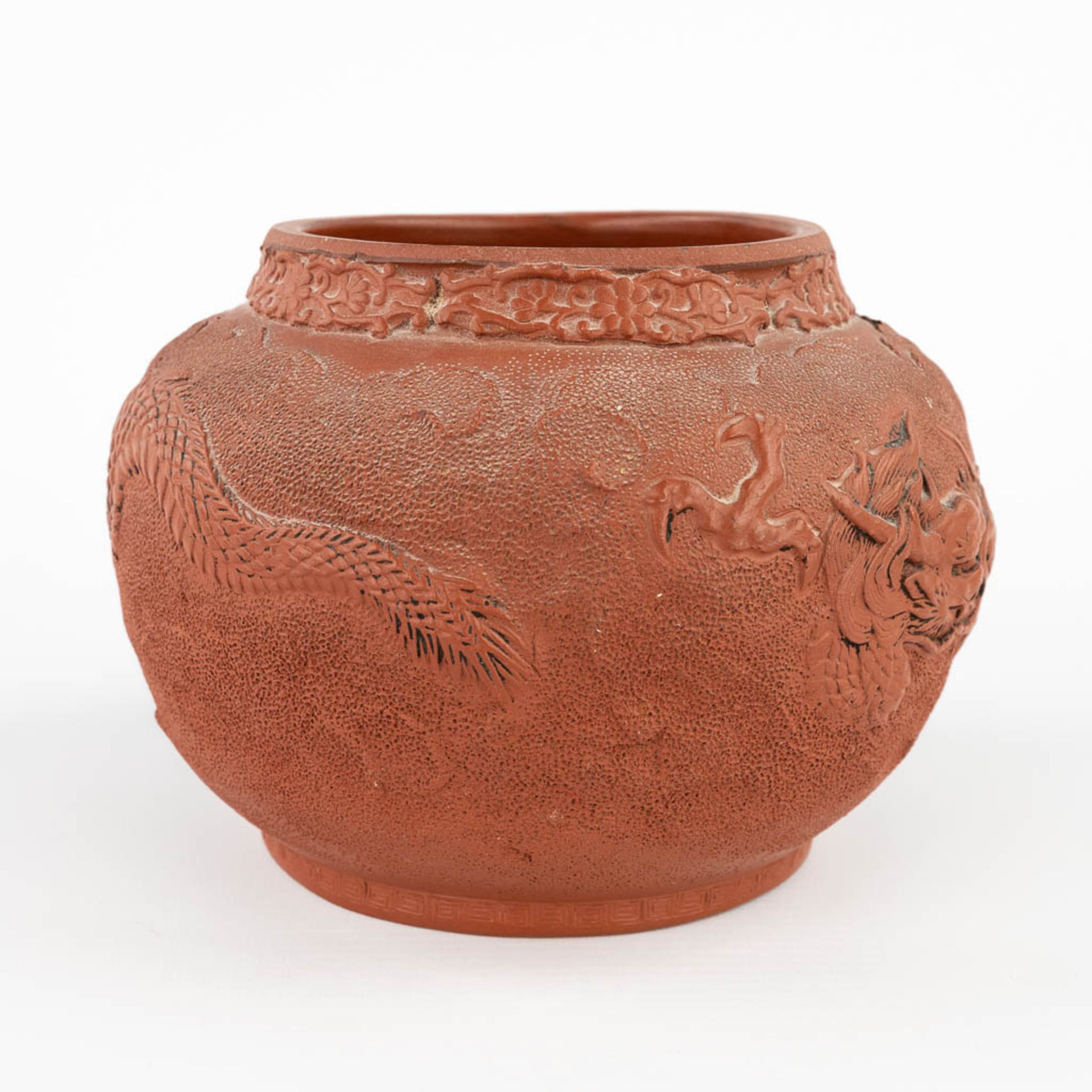 A Chinese stoneware vase, with a relief dragon. 19th/20th C. (H:13 x D:17 cm) - Image 3 of 13