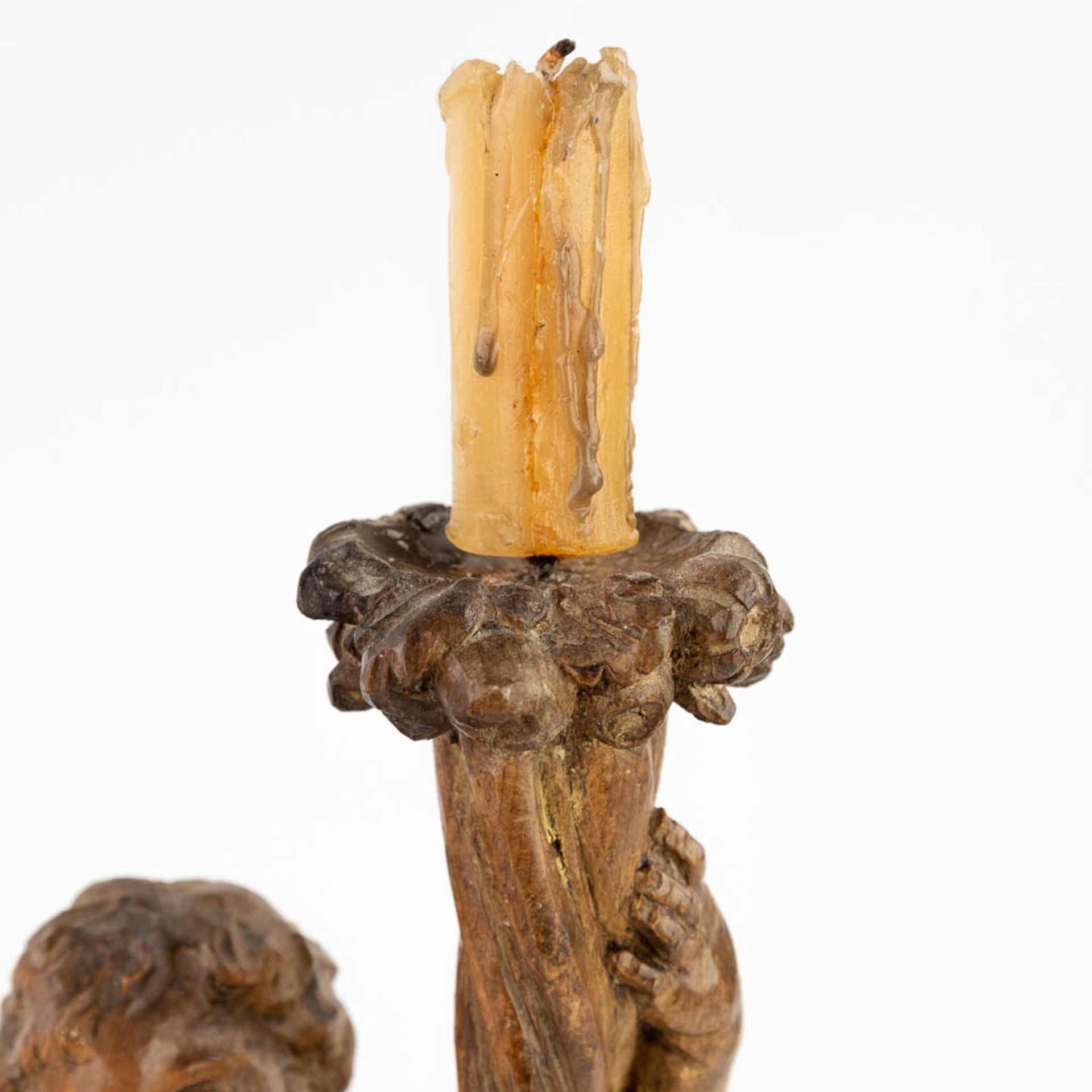 A pair of wood-sculptured candle holders, with putti. 19th C. (L:9 x W:12 x H:34 cm) - Image 9 of 12