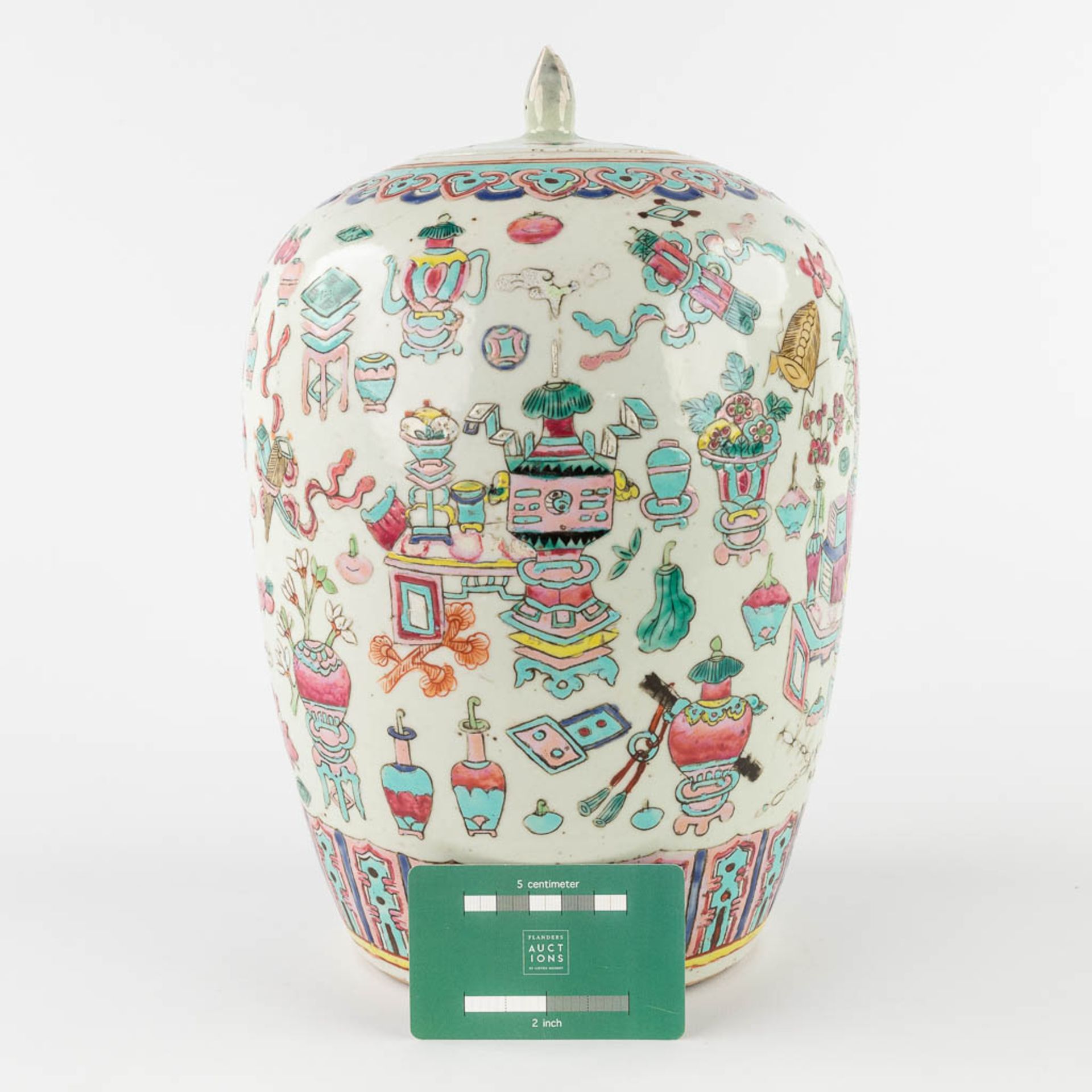 A Chinese Famille Rose ginger jar, decorated with 100 antiquities. 19th/20th C. (H:30 x D:21 cm) - Image 2 of 16