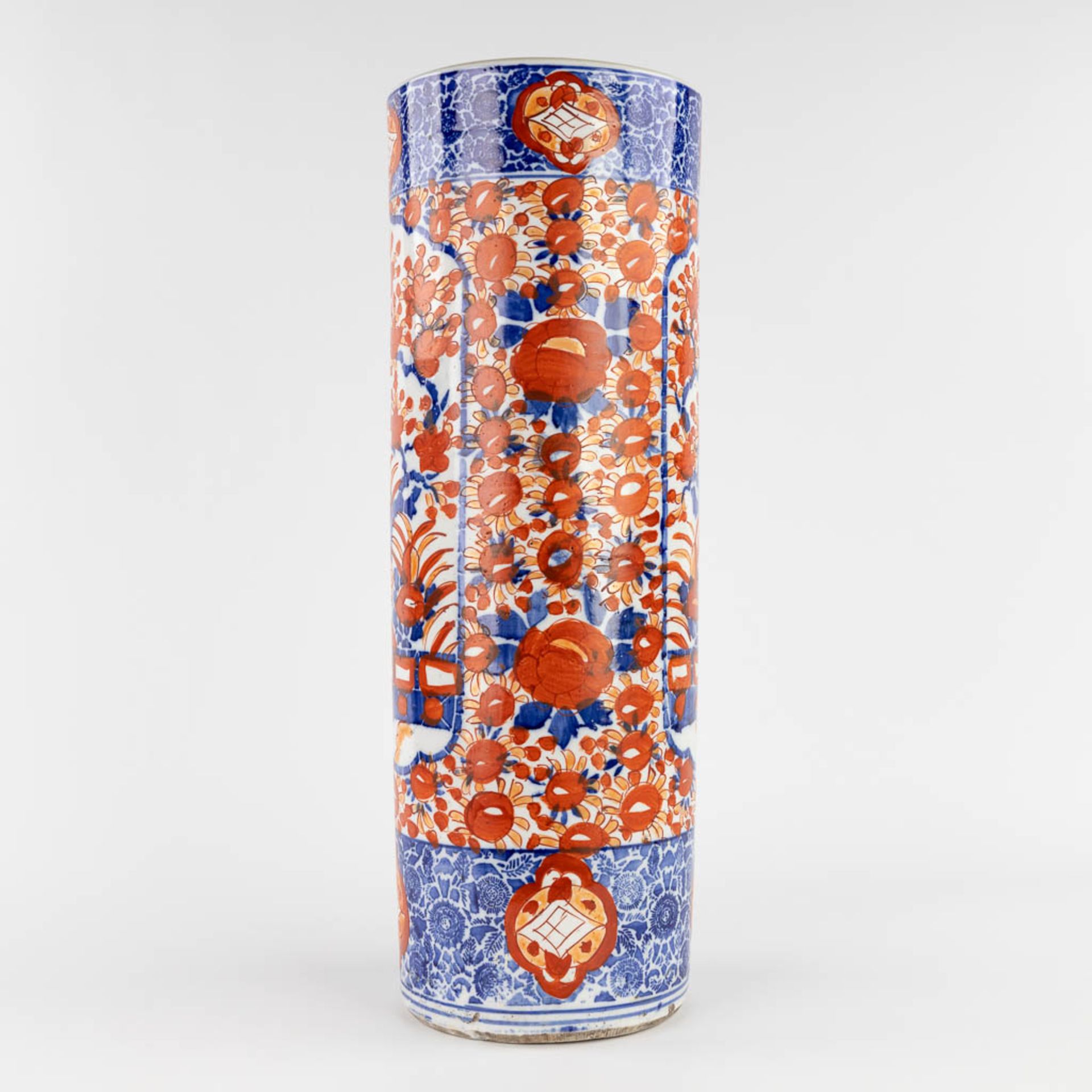 Three pieces of Japanese Imari porcelain, an umbrella stand and a pair of vases. 19th/20th C. (H:60 - Image 15 of 20