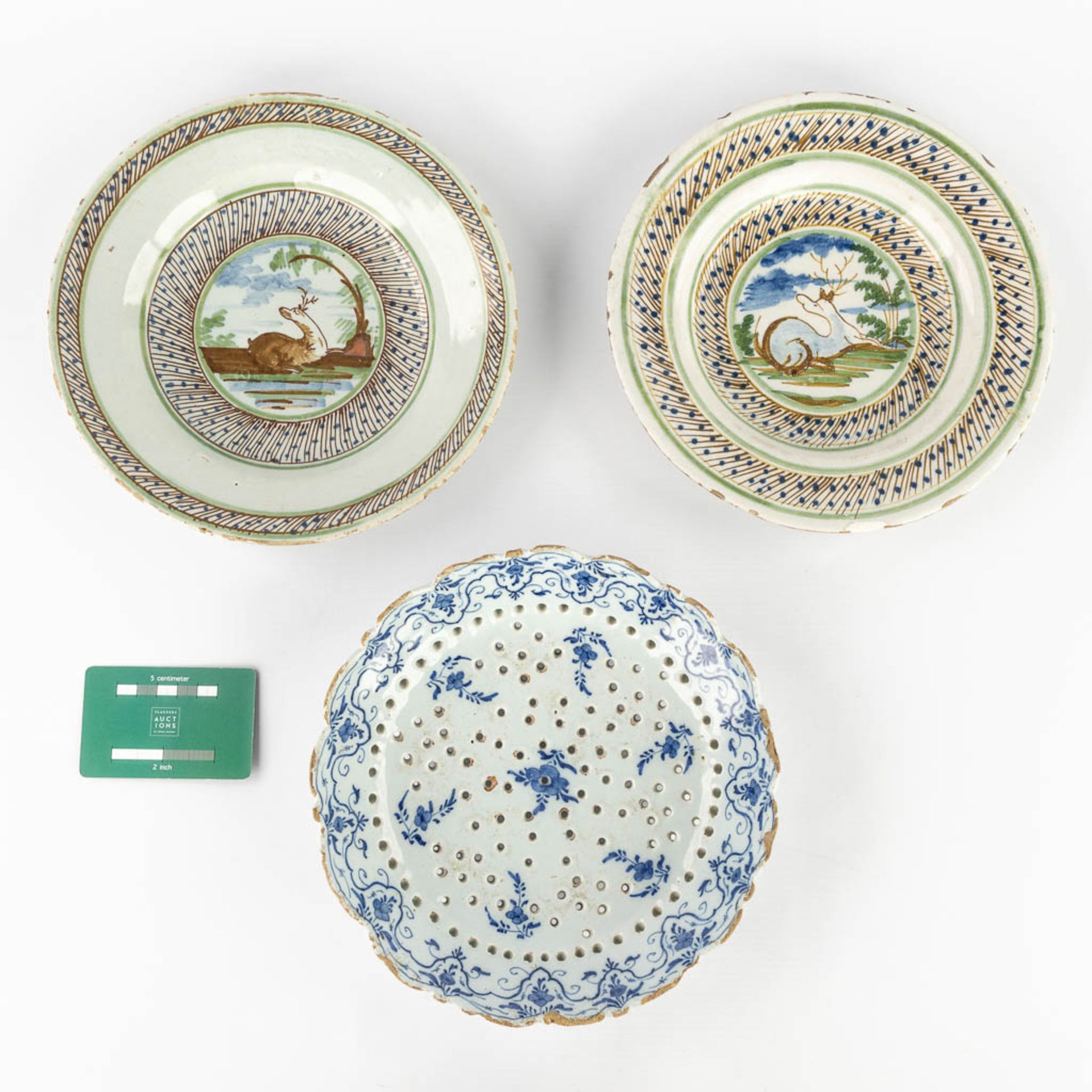 Three pieces of Delfts Faience, two plates with deer and a strainer. 18th C. (D:23 cm) - Image 2 of 18