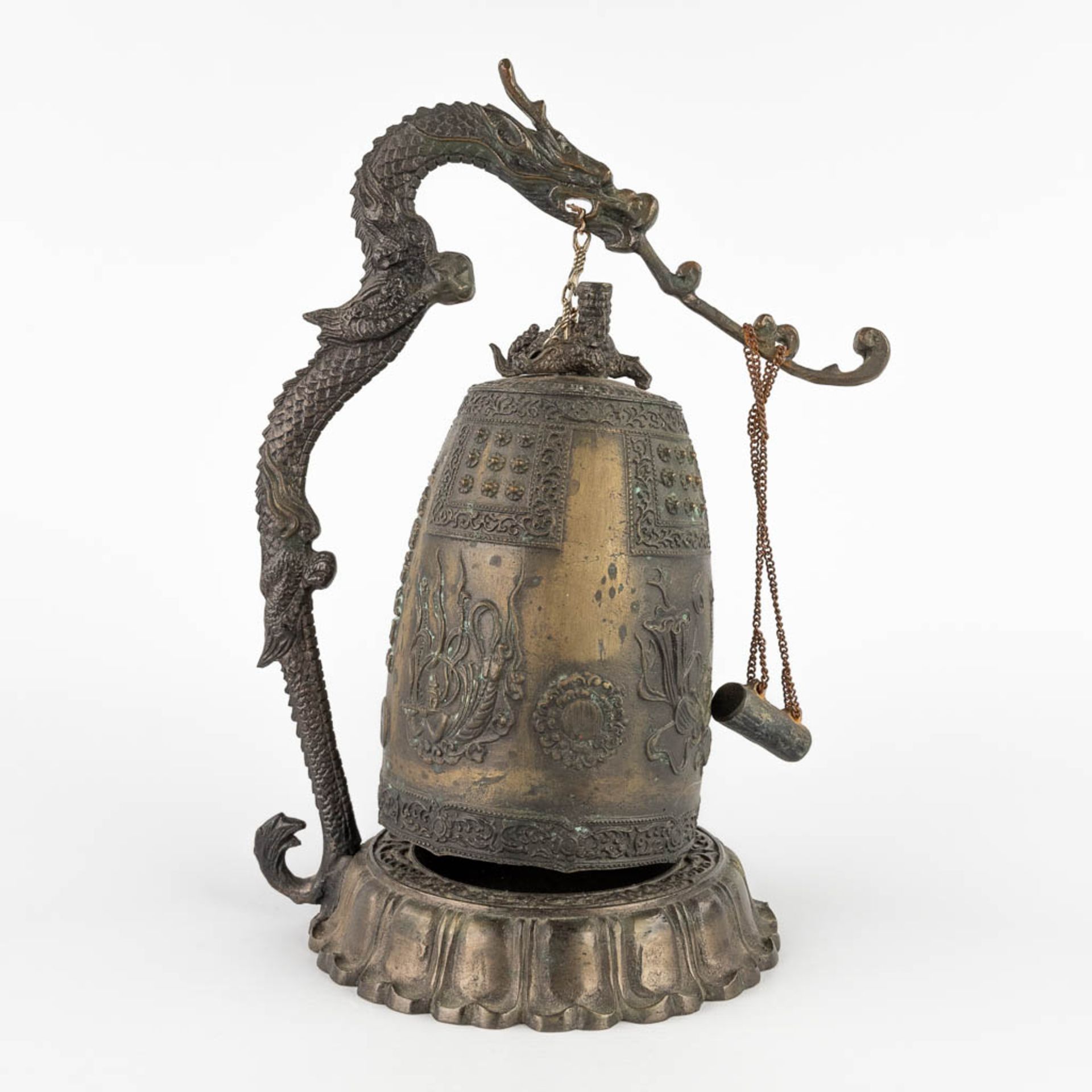 3 bells and a gong, Oriental. 19th/20th C. (L:13 x W:47 x H:55 cm) - Image 9 of 28