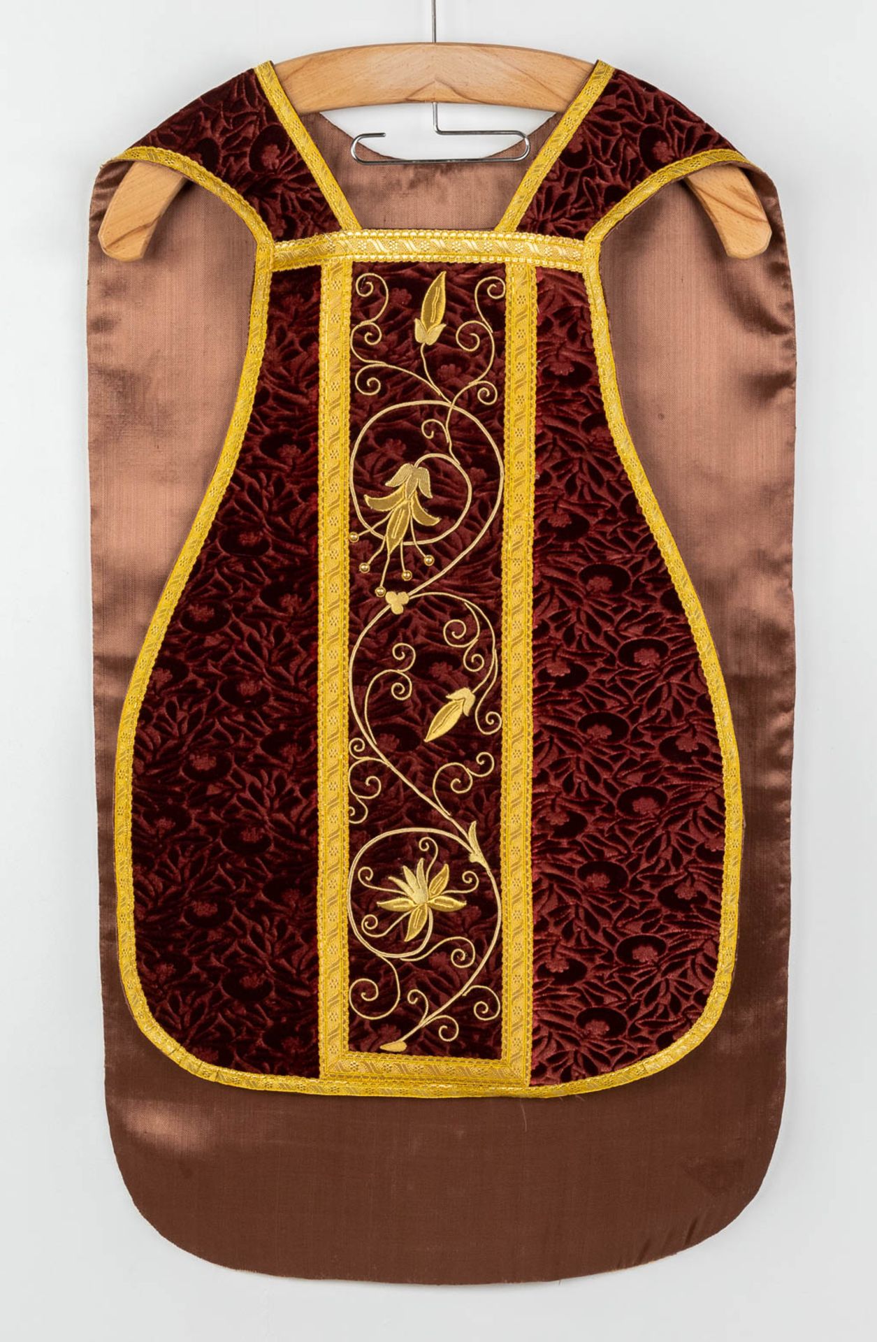 A set of Liturgical robes, 2 Roman Chasubles, maniple and stola and Chalice Veil - Image 9 of 14