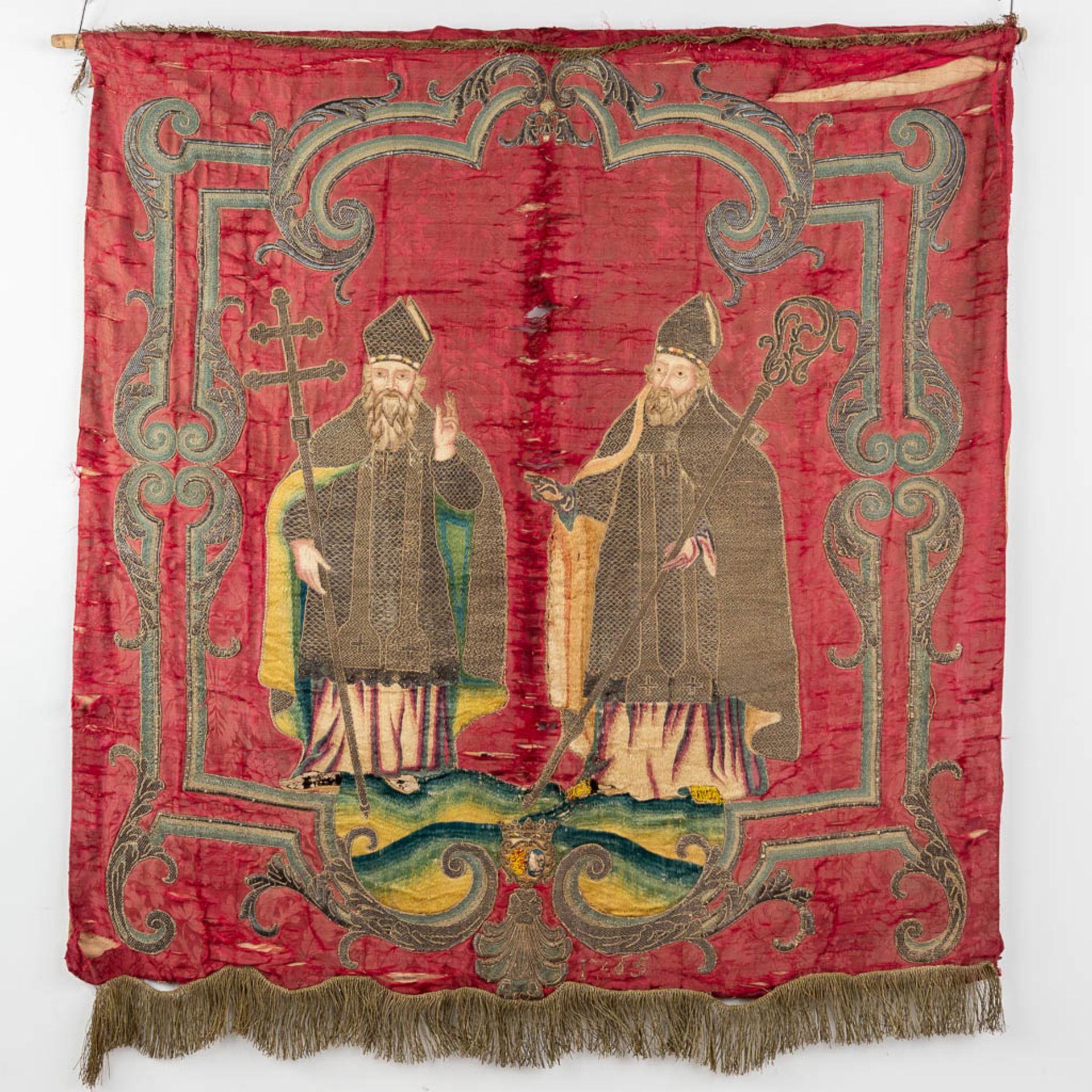 A set of antique and matching banners, finished with embroideries. 18th C. (W:143 x H:145 cm) - Bild 15 aus 25