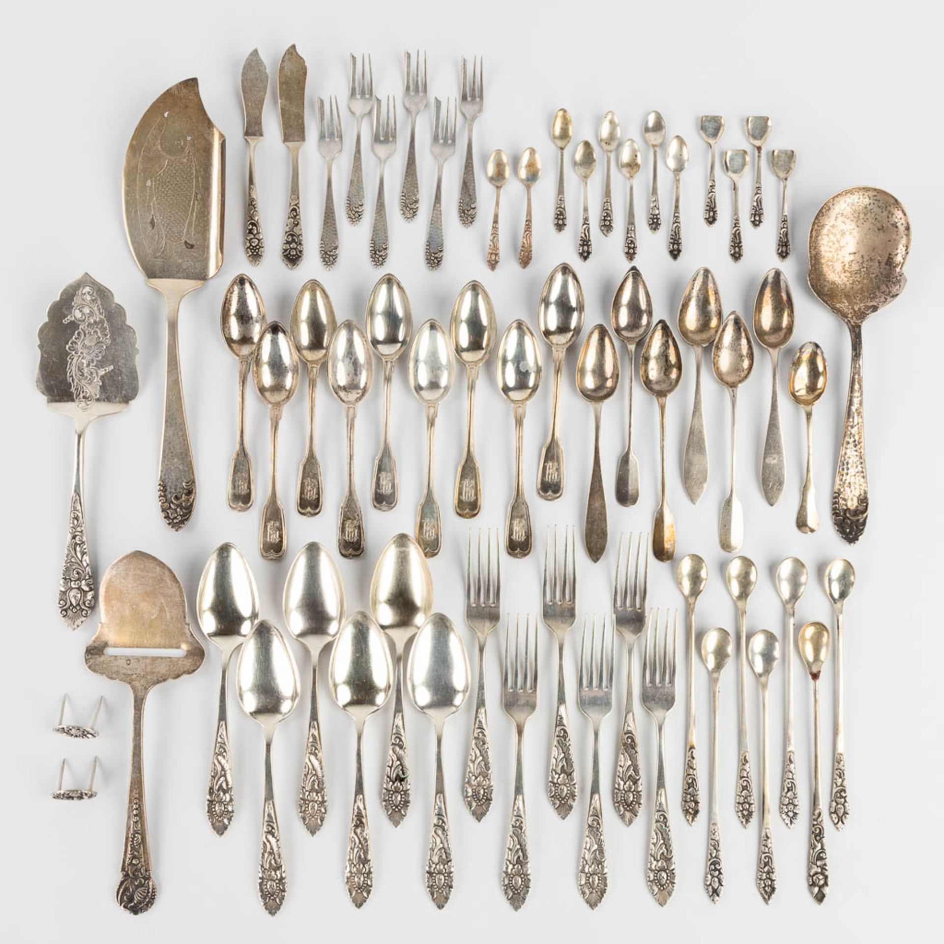 61 pieces of silver cutlery and accessories. (L:29 cm)