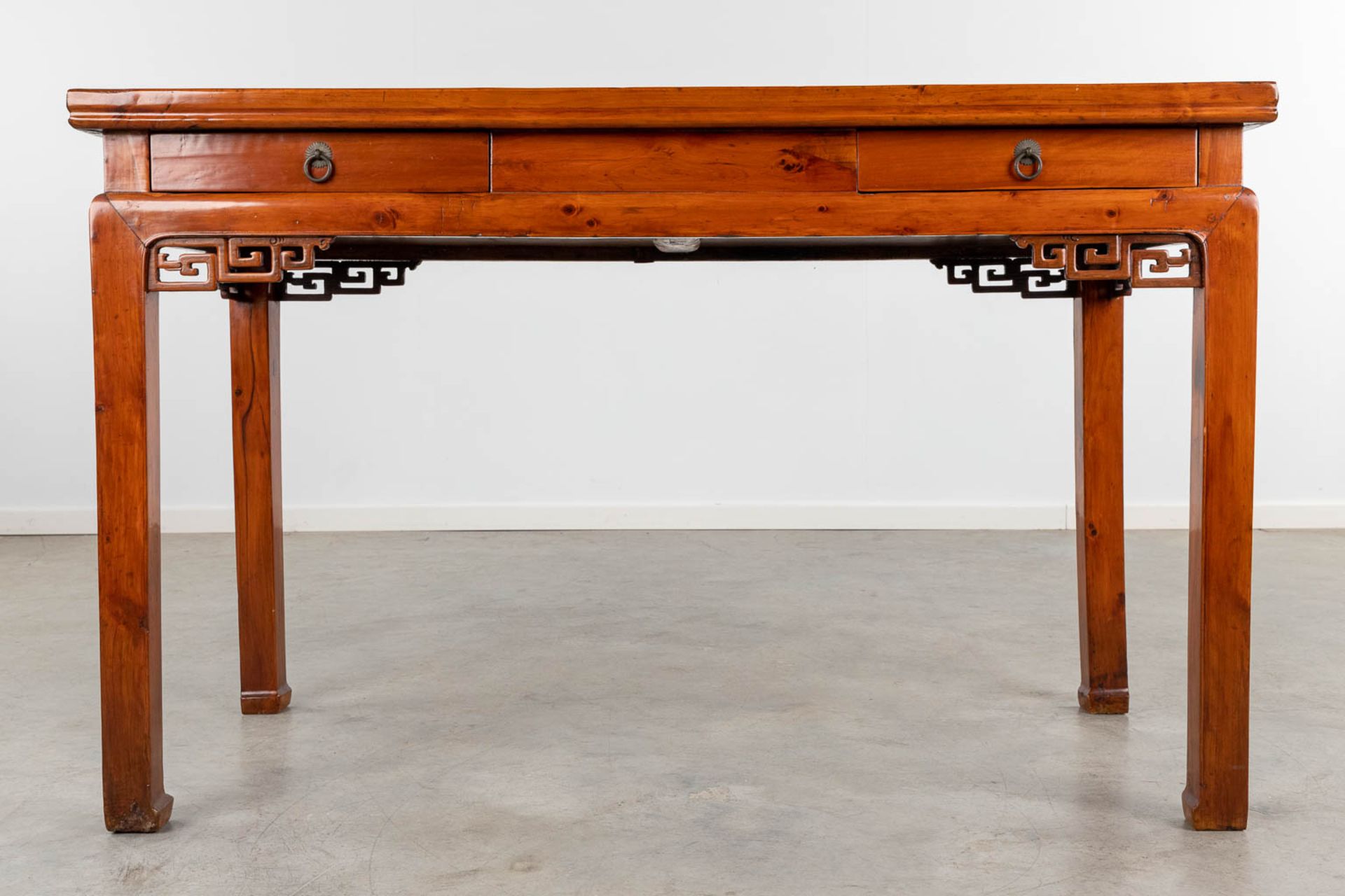 An antique Chinese side table, hardwood. (L:60 x W:130 x H:82 cm) - Bild 7 aus 15