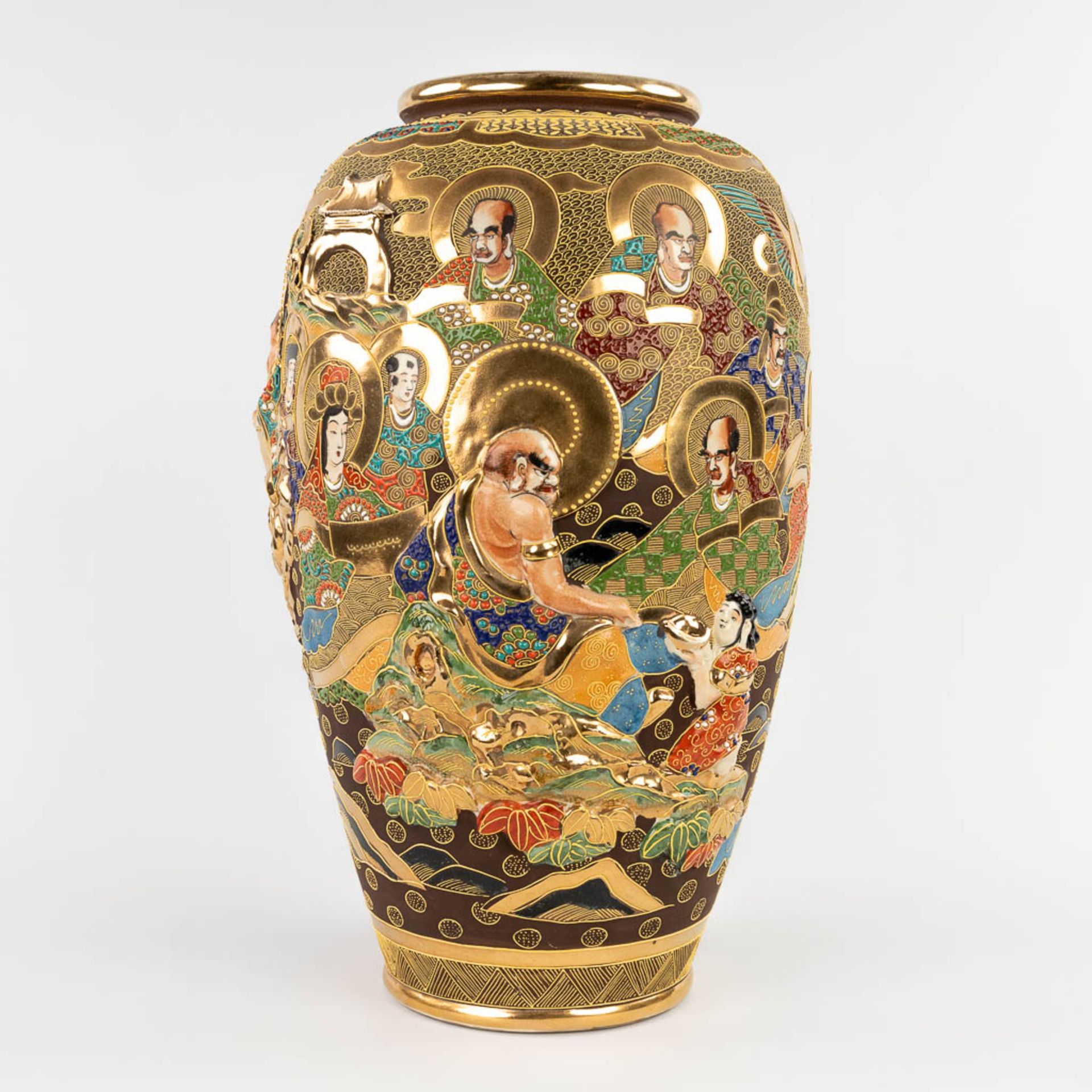 A large vase, Satsuma faience decorated with men and ladies, Japan. 20th C. (H:48 x D:28 cm) - Image 4 of 17