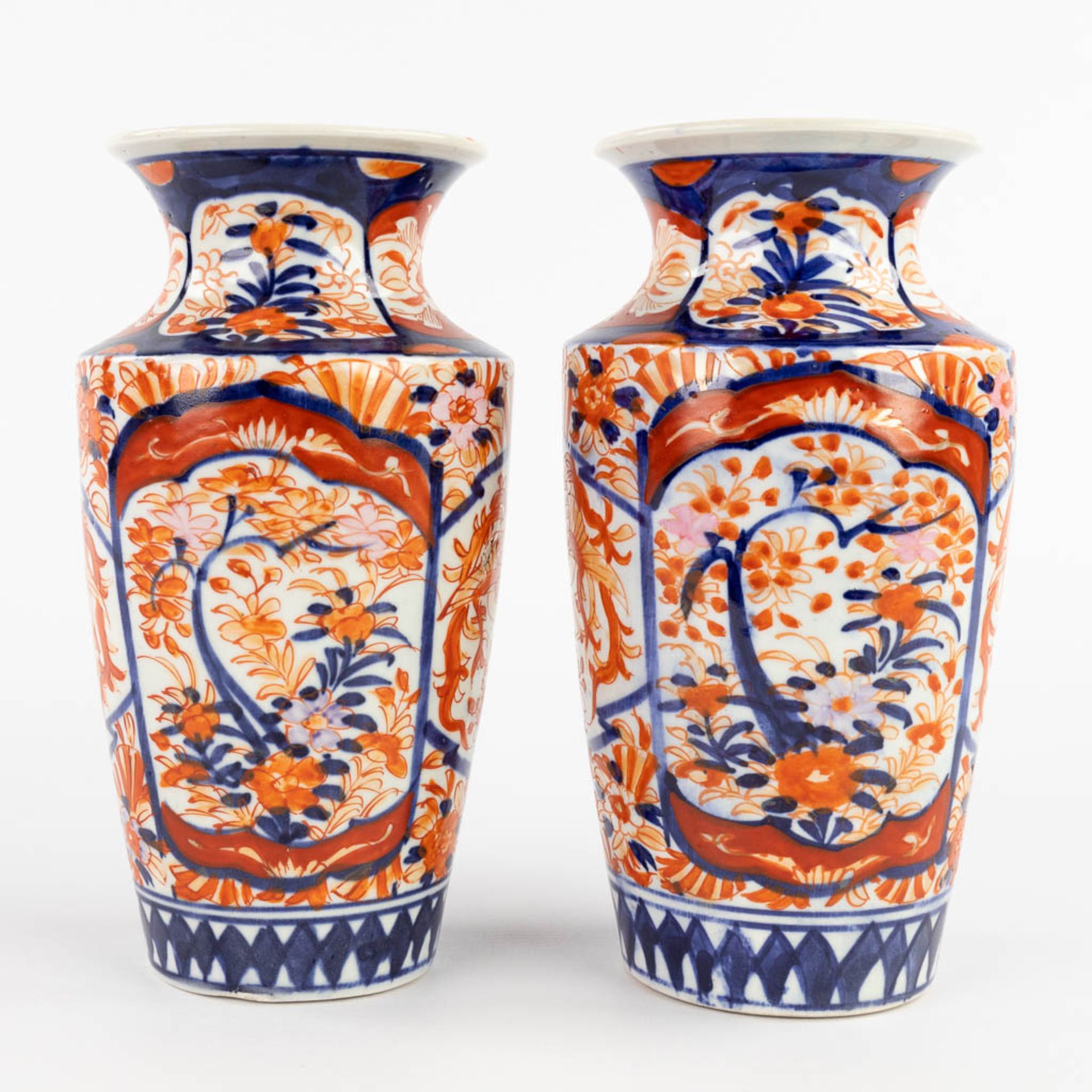 Three pieces of Japanese Imari porcelain, an umbrella stand and a pair of vases. 19th/20th C. (H:60 - Image 5 of 20