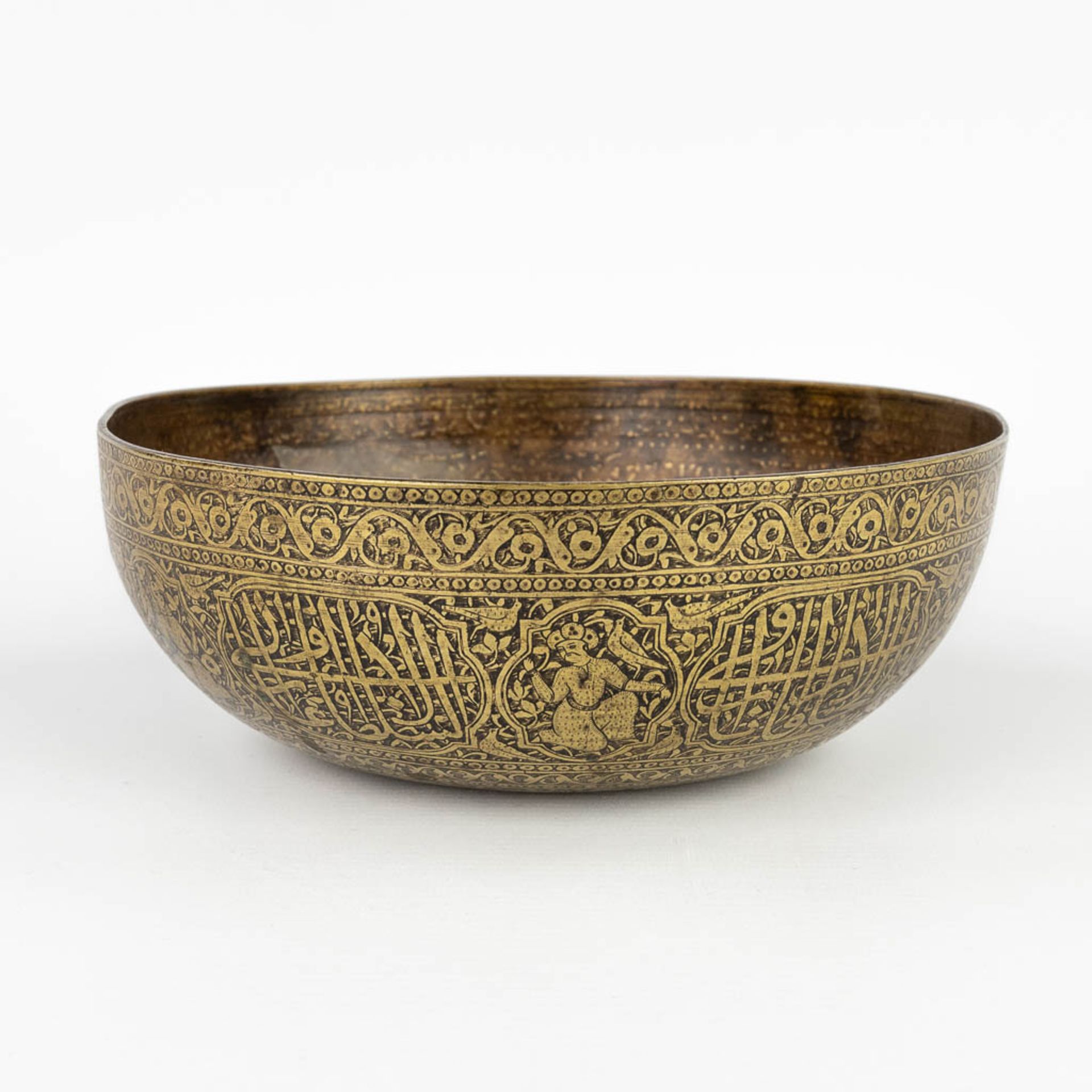 A bowl, Islamic origin, bronze. (H:8 x D:23 cm) - Bild 5 aus 13