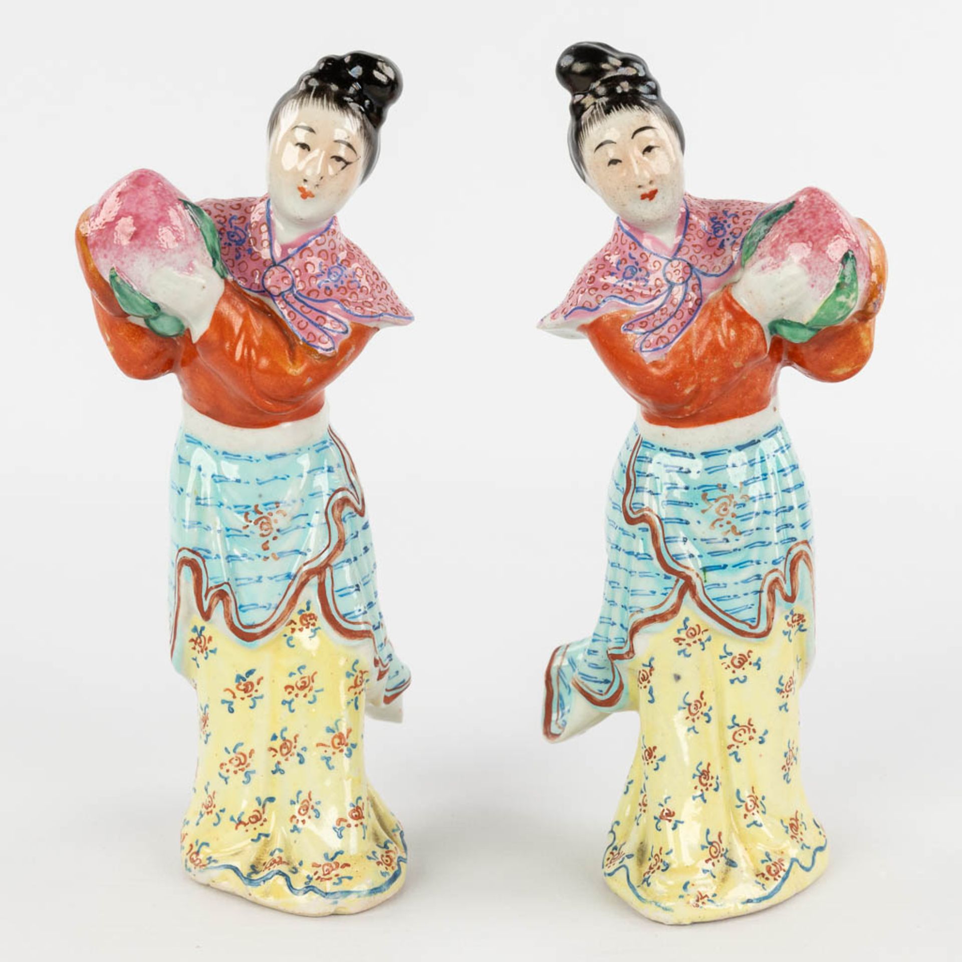 A collection of 6 Chinese figurines, 3 pairs, Famille Rose Porcelain. Republic period. 20th C. (L:7 - Image 3 of 17