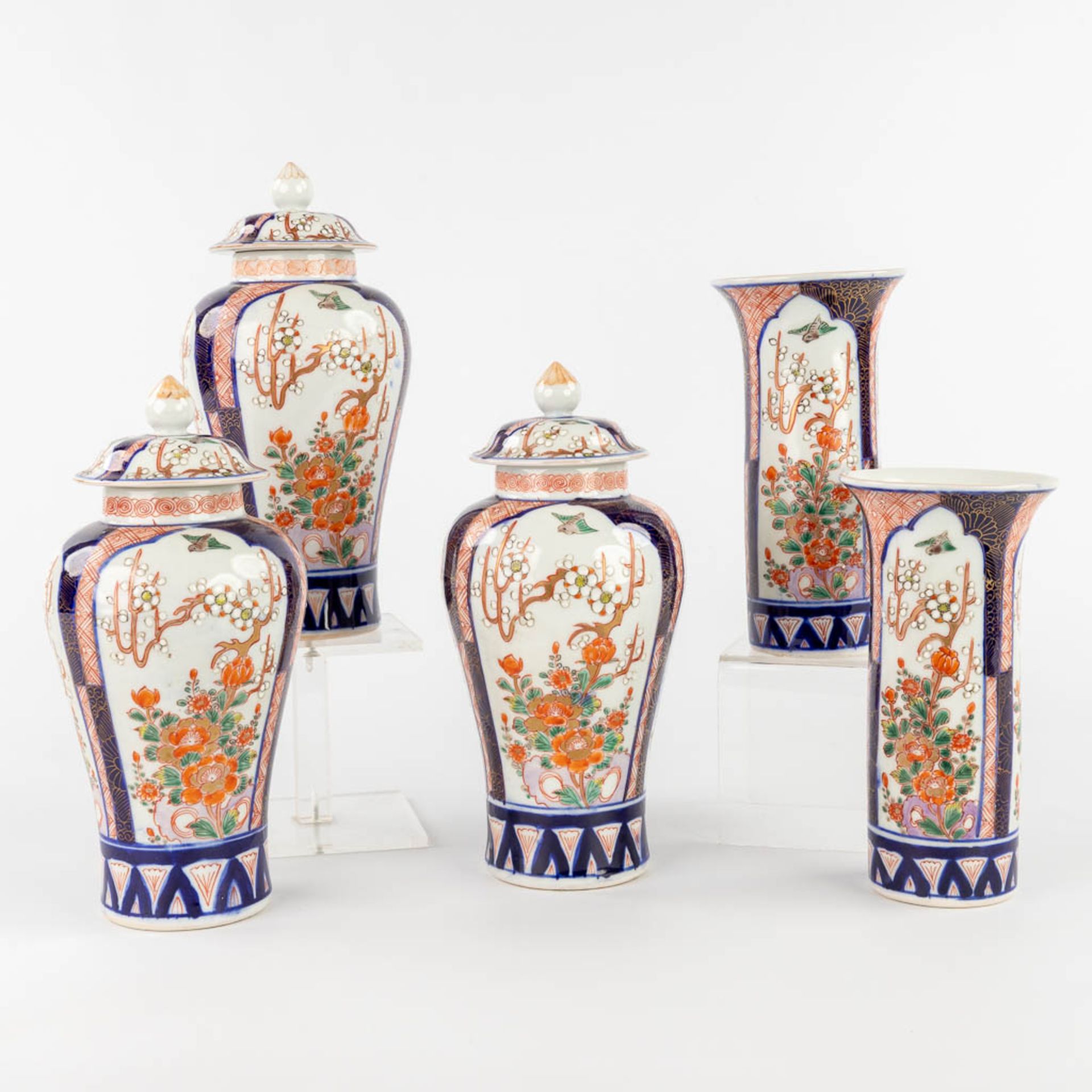 A 5-piece 'Kaststel', Japanese Imari porcelain. (H:22 x D:11 cm)