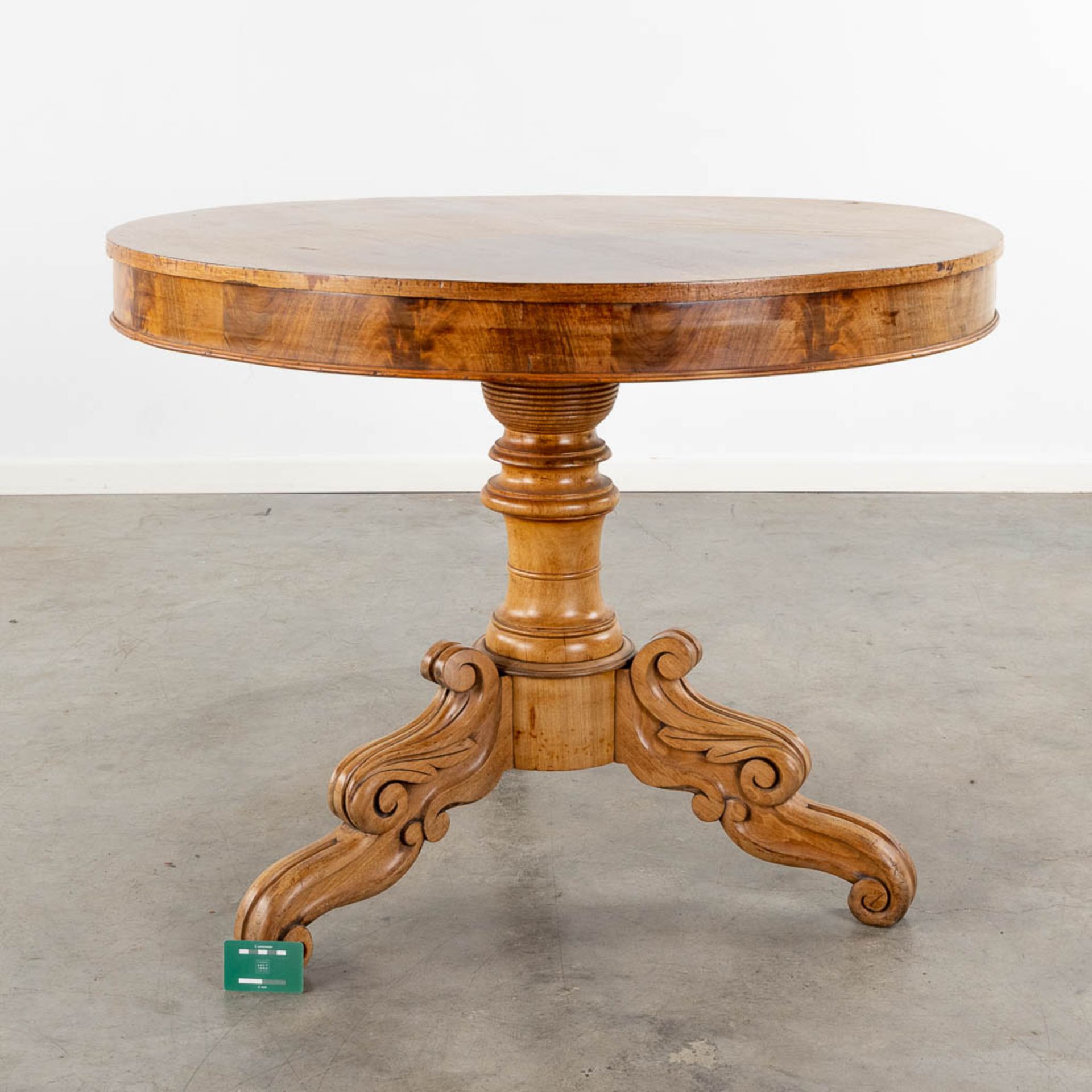 A round table, walnut, 19th C (H:77 x D:99 cm) - Bild 2 aus 7