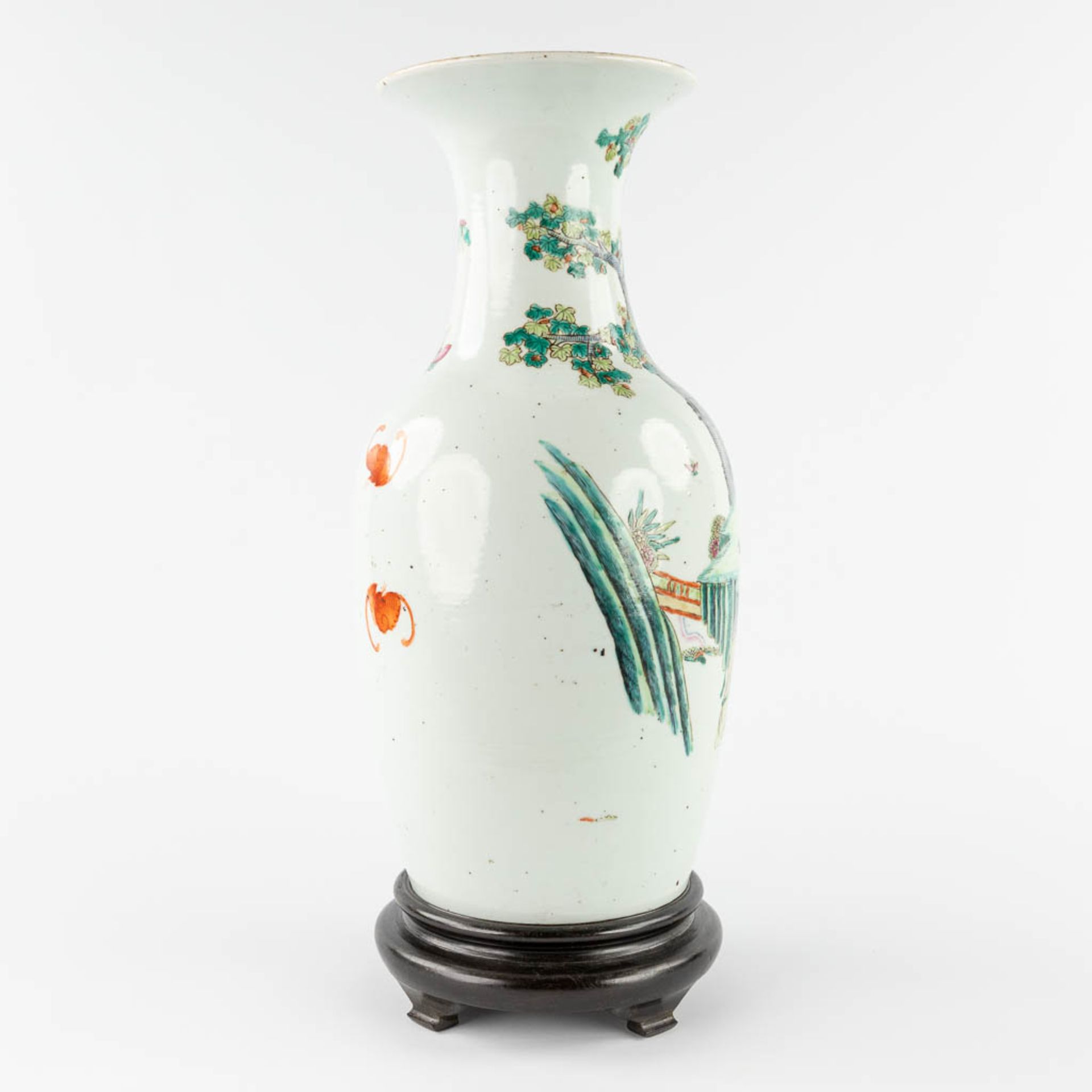 A Chinese vase decorated with ladies and children. 18th/19th C. (H:46 x D:22 cm) - Image 4 of 11